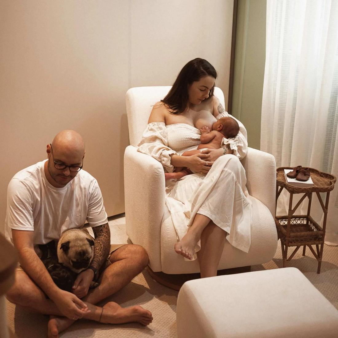 Poltrona de Amamentação Luísa com Balanço e Giro - Off White Poltrona de Amamentação Luísa com Balanço e Giro - Off White