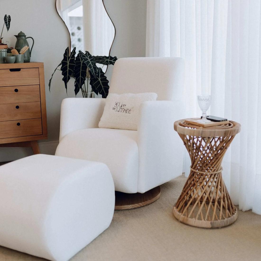 Poltrona de Amamentação Luísa com Balanço e Giro - Off White Poltrona de Amamentação Luísa com Balanço e Giro - Off White