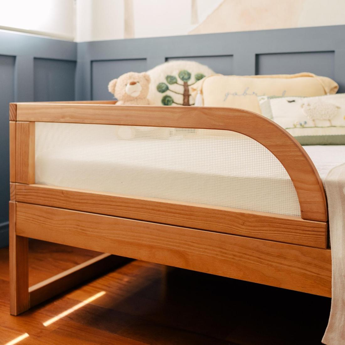 Cama de Solteiro Maria 2 em 1 de Madeira Maciça com Tela - Avelã Cama de Solteiro Maria 2 em 1 de Madeira Maciça com Tela - Avelã