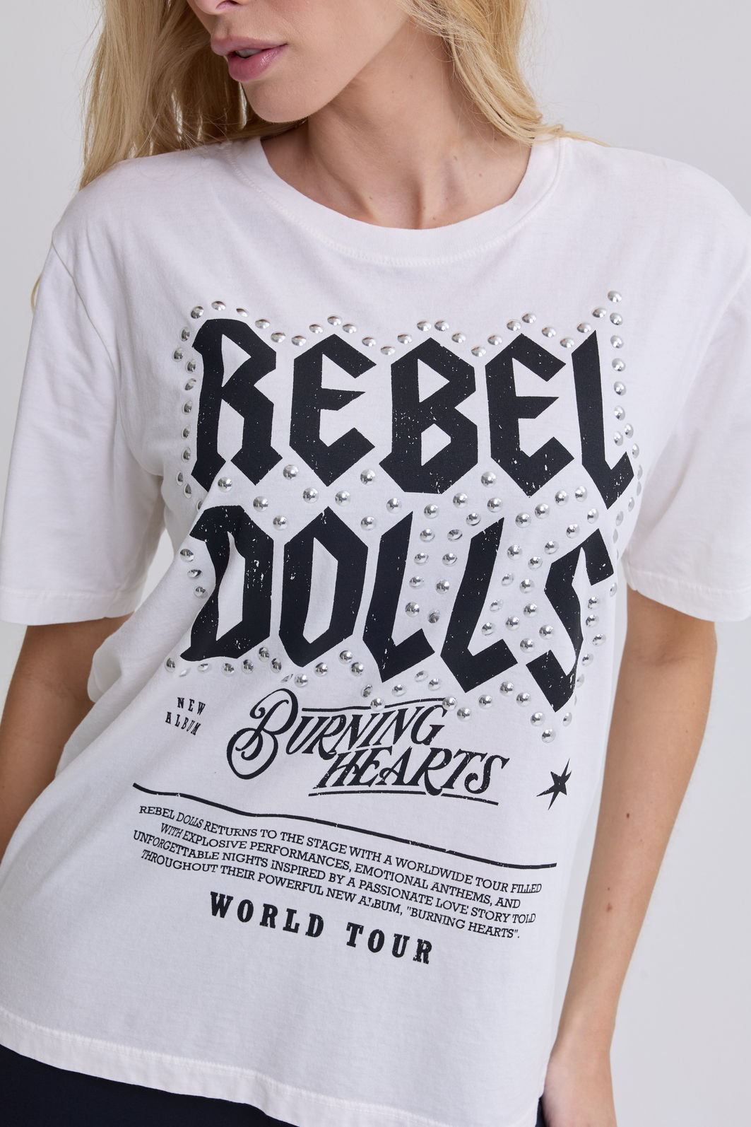 T-SHIRT ESTONADA REBEL DOLLS (COM METAIS) OFF WHITE T-SHIRT ESTONADA REBEL DOLLS (COM METAIS) OFF WHITE