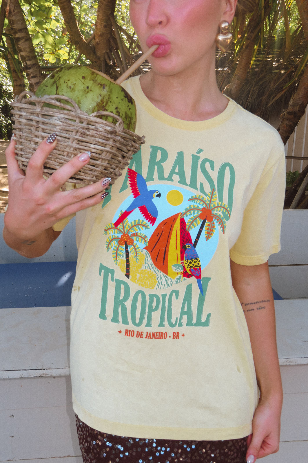 T-SHIRT ESTONADA PARAÍSO TROPICAL ARARAS AMARELO MANTEIGA T-SHIRT ESTONADA PARAÍSO TROPICAL ARARAS AMARELO MANTEIGA