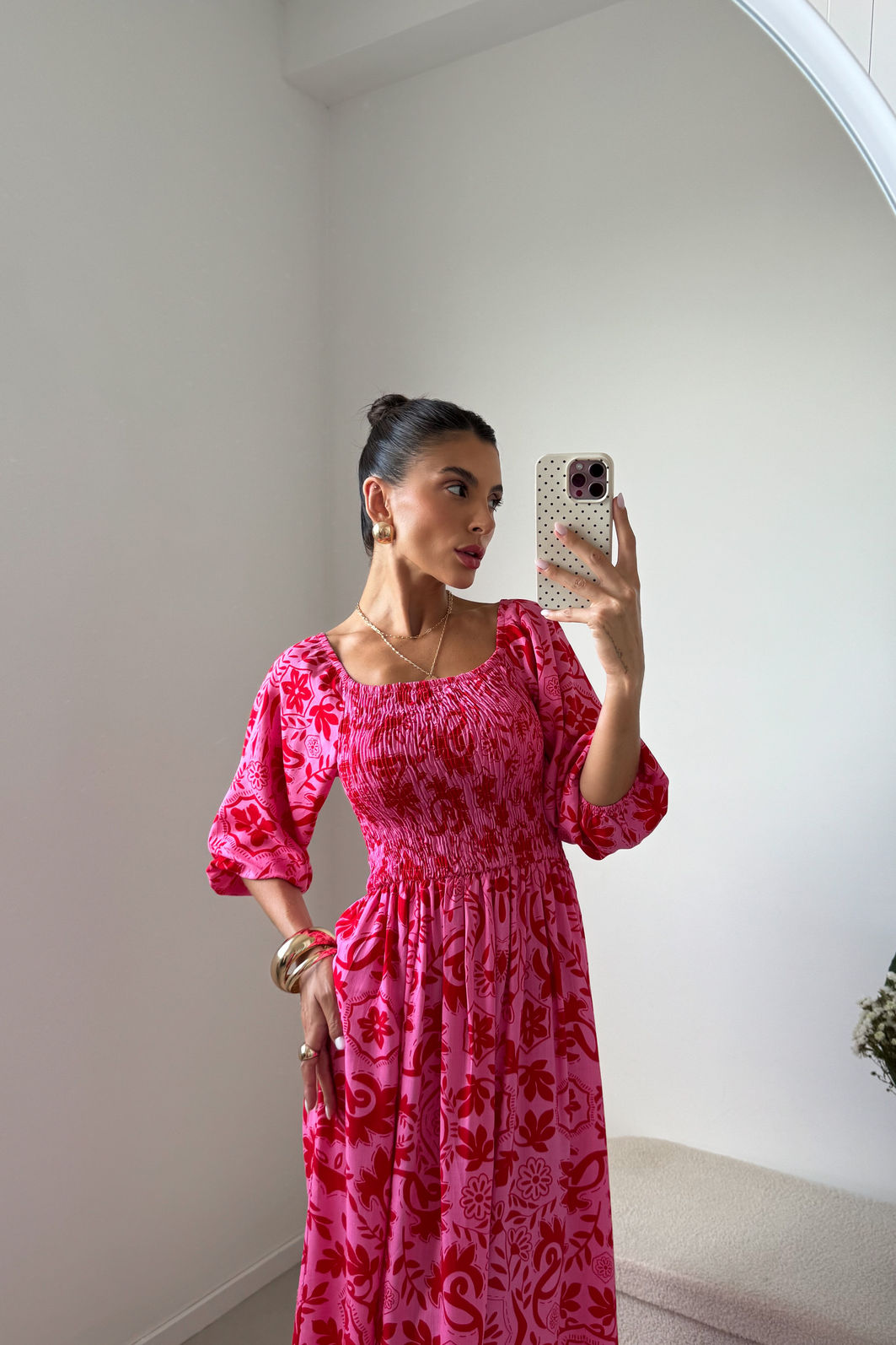 vestido midi rosa em viscolinho com estampa de arabescos florais, busto com lastex, mangas ajustáveis e fenda lateral, caimento leve e fluido
