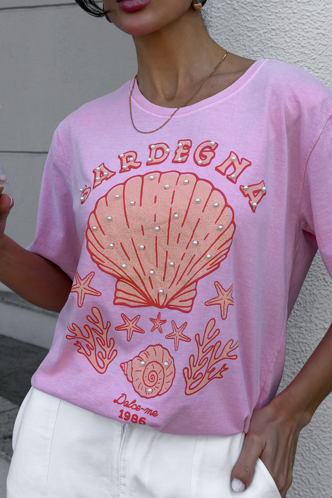 T-SHIRT ESTONADA SARDEGNA (COM APLIQUES) ROSA CHICLETE T-SHIRT ESTONADA SARDEGNA (COM APLIQUES) ROSA CHICLETE