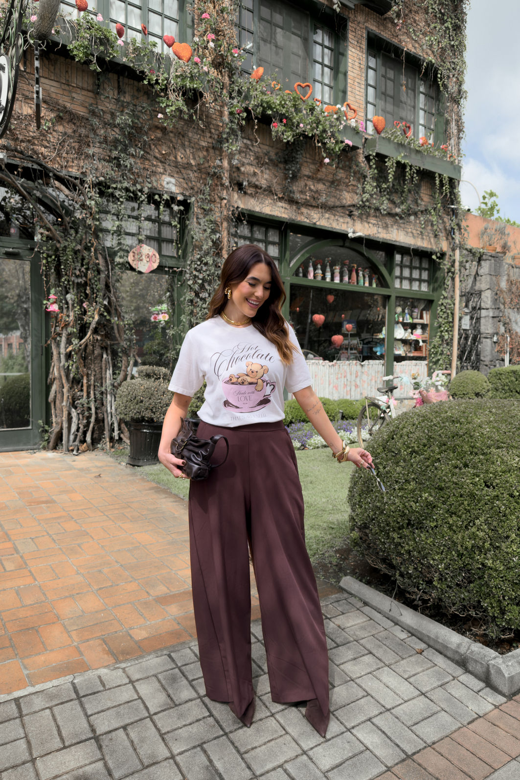 CALÇA ALFAIATARIA PANTALONA GISELLE MARROM TRUFADO calça pantalona feminina em alfaiataria com cintura alta e elástico nas costas, caimento fluido que não marca o corpo, modelagem ampla com pernas soltas e bolsos laterais funcionais