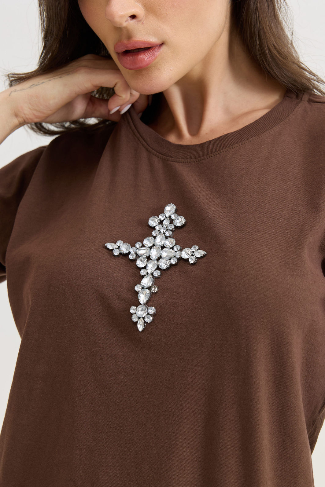 T-SHIRT ESTONADA CRUZ PEDRARIAS (COM APLIQUE) MARROM CHOCOLATE T-SHIRT ESTONADA CRUZ PEDRARIAS (COM APLIQUE) MARROM CHOCOLATE