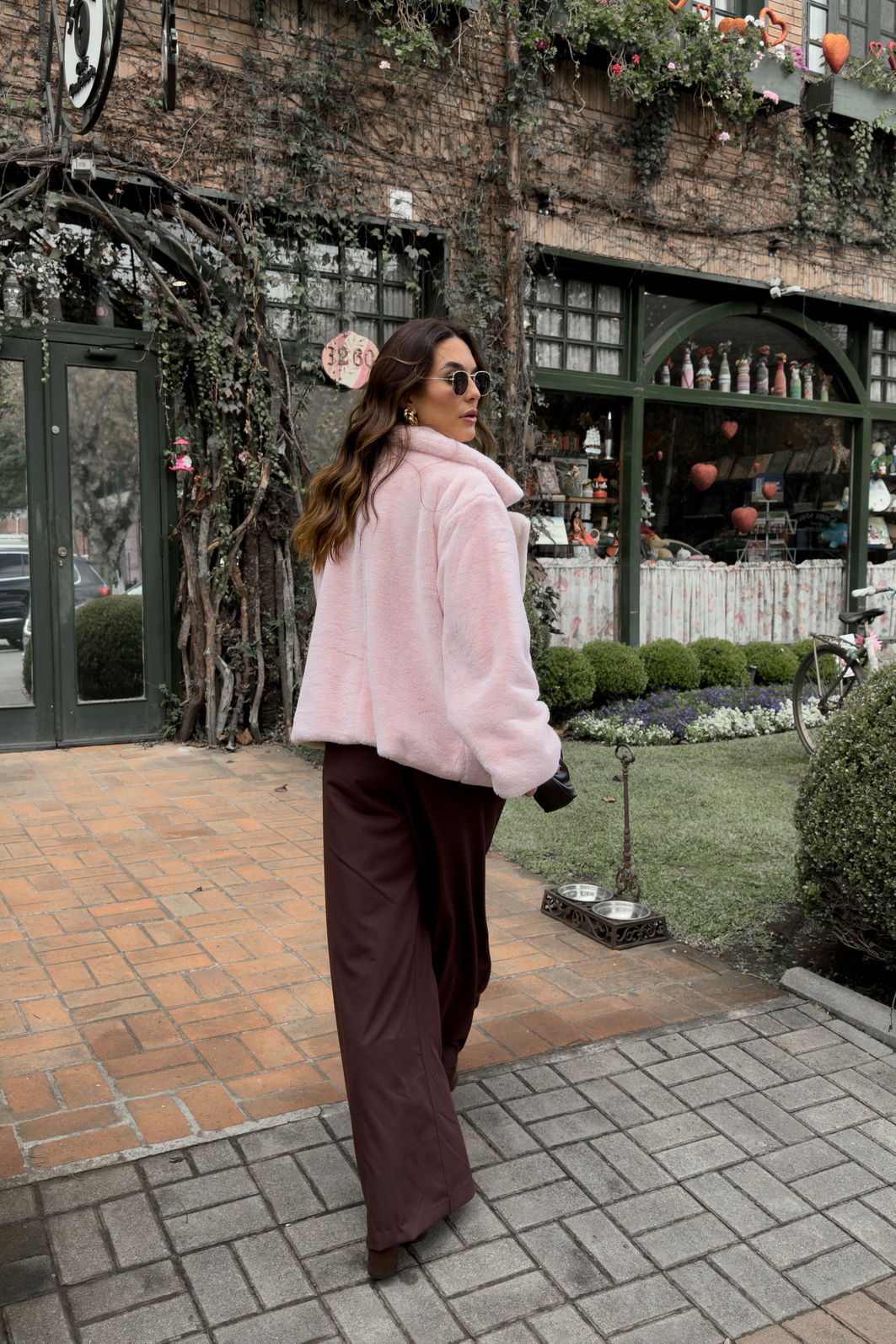 CALÇA ALFAIATARIA PANTALONA GISELLE MARROM TRUFADO calça pantalona feminina em alfaiataria com cintura alta e elástico nas costas, caimento fluido que não marca o corpo, modelagem ampla com pernas soltas e bolsos laterais funcionais