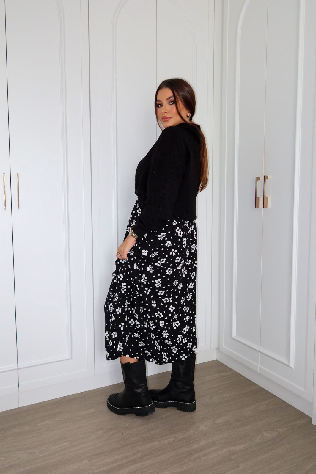 VESTIDO MIDI BARBARA AMOR PERFEITO PRETO vestido midi preto em viscolinho com estampa floral delicada estilo margaridas, busto com lastex, mangas ajustáveis e fenda lateral, caimento leve e fluido