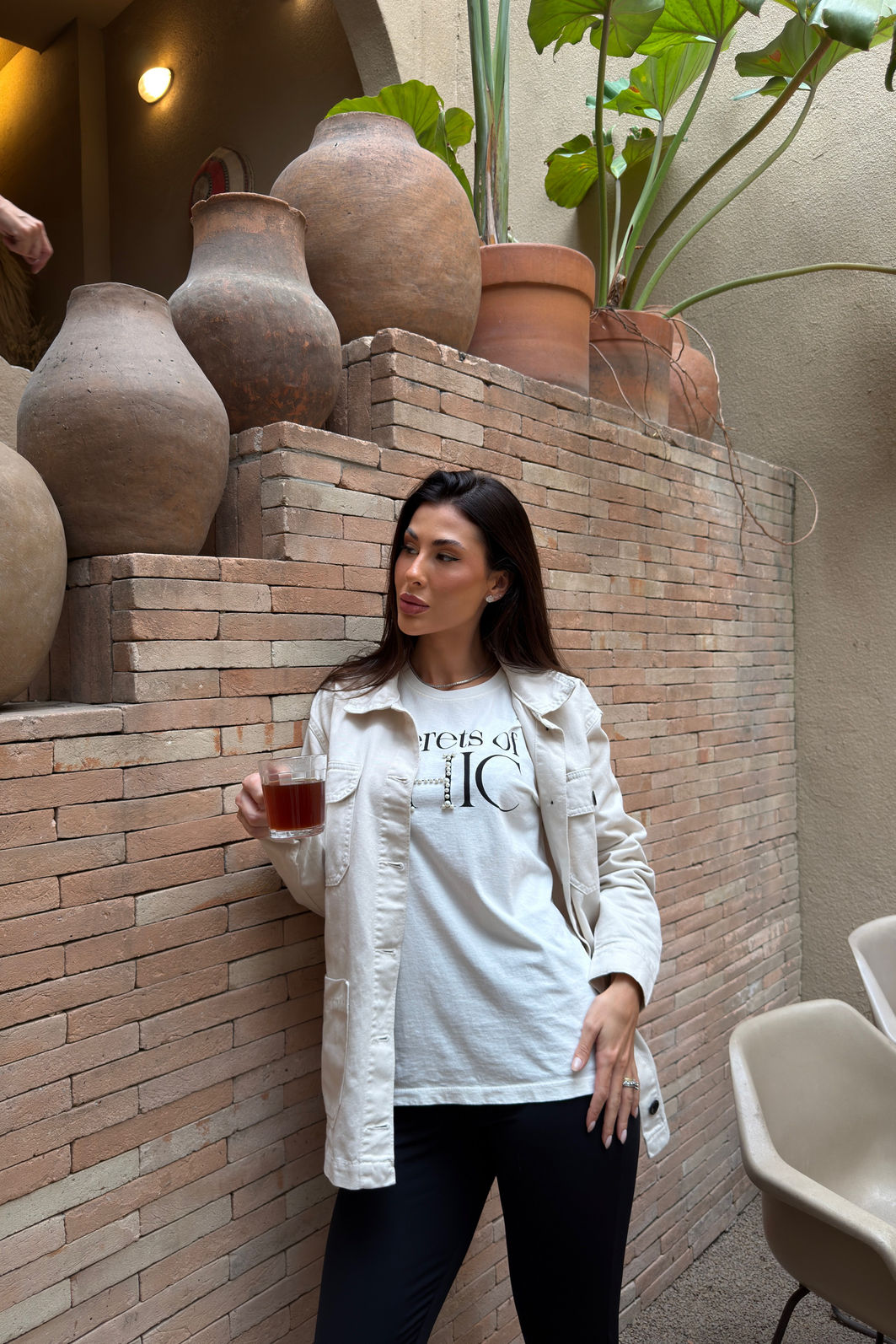 T-SHIRT ESTONADA SECRETS OF CHIC (COM APLICAÇÃO) OFF WHITE T-SHIRT ESTONADA SECRETS OF CHIC (COM APLICAÇÃO) OFF WHITE