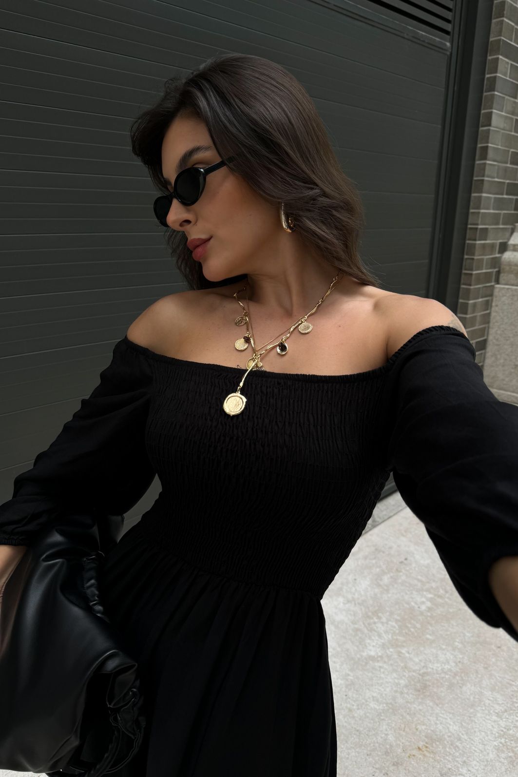 VESTIDO MIDI BARBARA LISO PRETO vestido midi preto em viscolinho com lastex no busto, mangas ajustáveis e fenda lateral, caimento leve e confortável