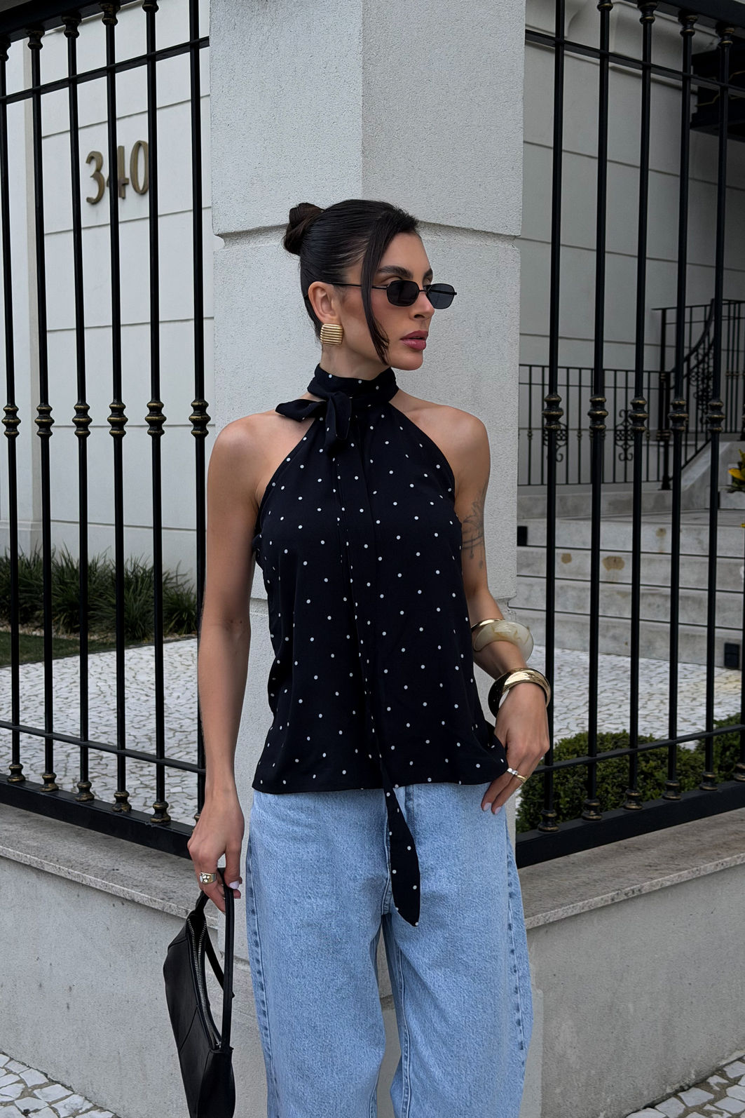BLUSA DECOTE HALTER COM AMARRAÇÃO ESTAMPADA ROSIE POÁ PRETO BLUSA DECOTE HALTER COM AMARRAÇÃO ESTAMPADA ROSIE POÁ PRETO