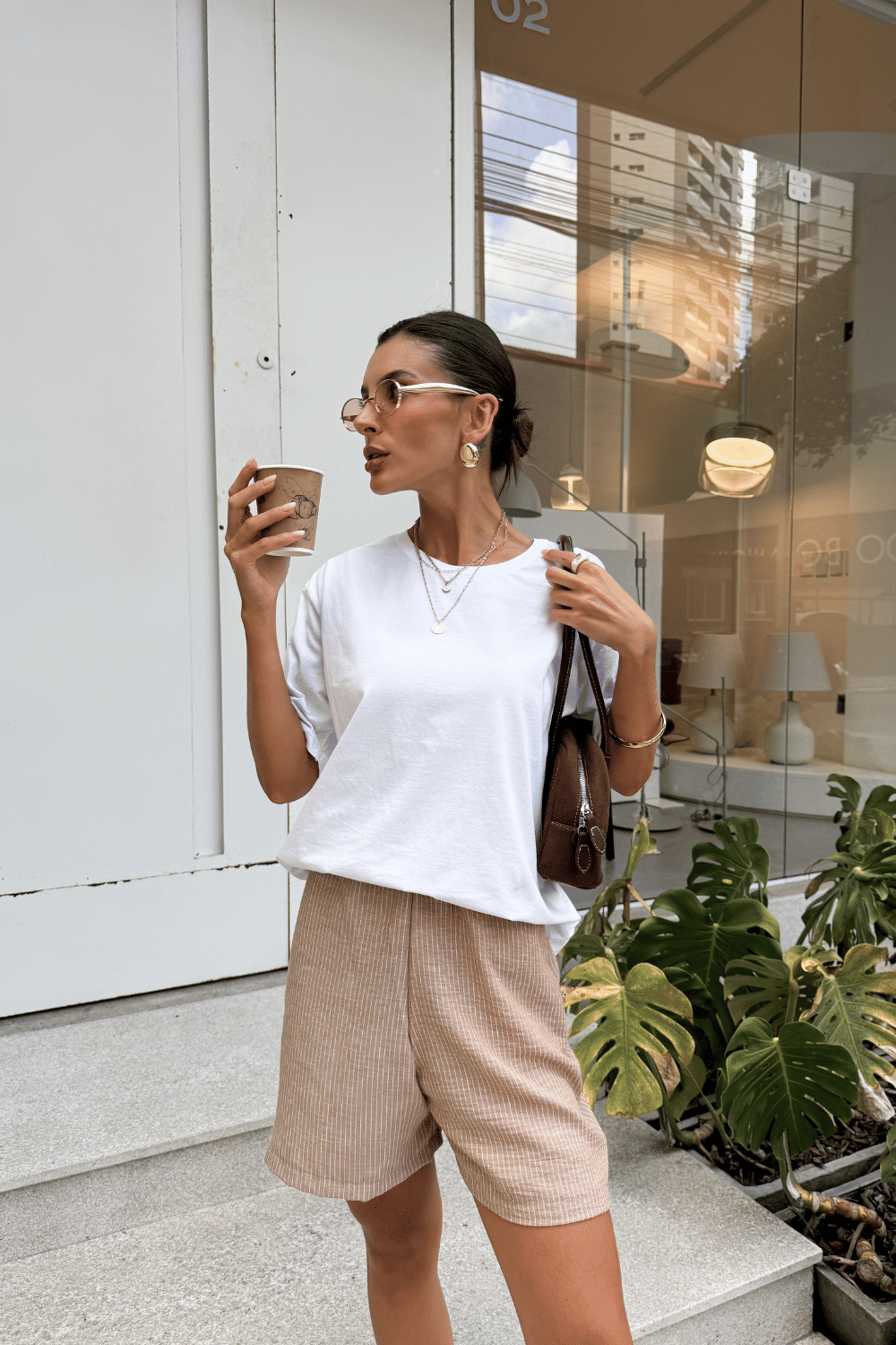 SHORTS CURTO LISTRADO GIO MARROM