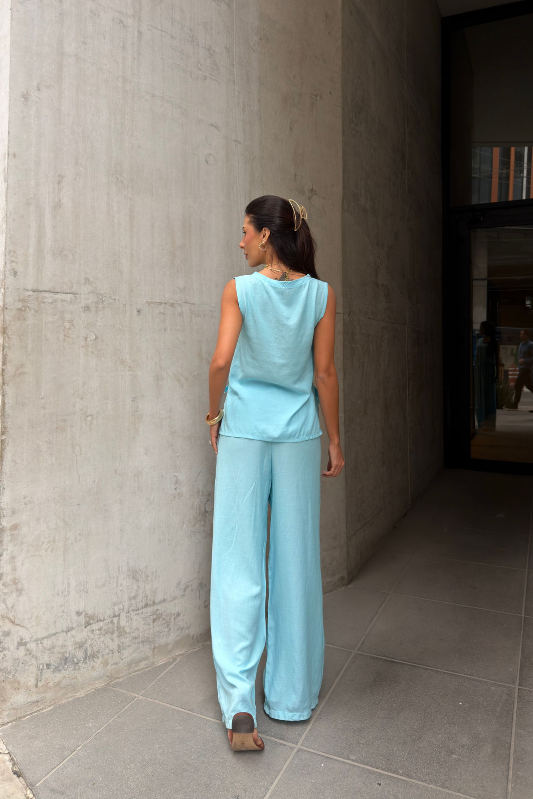 CONJUNTO REGATA DECOTE V E CALÇA COM BOLSO LEILA AZUL CANDY CONJUNTO REGATA DECOTE V E CALÇA COM BOLSO LEILA AZUL CANDY