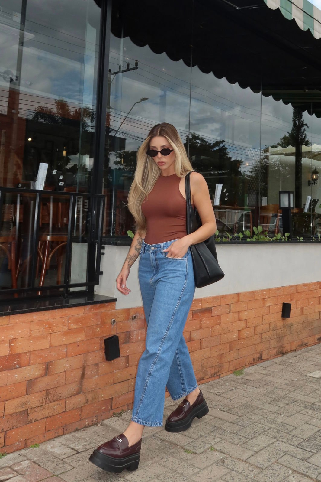 BODY JENI MARROM body feminino em poliamida com modelagem ajustada, frente e costas duplas, zero transparência, design nadador e fechamento por botões de pressão, peça confortável e versátil