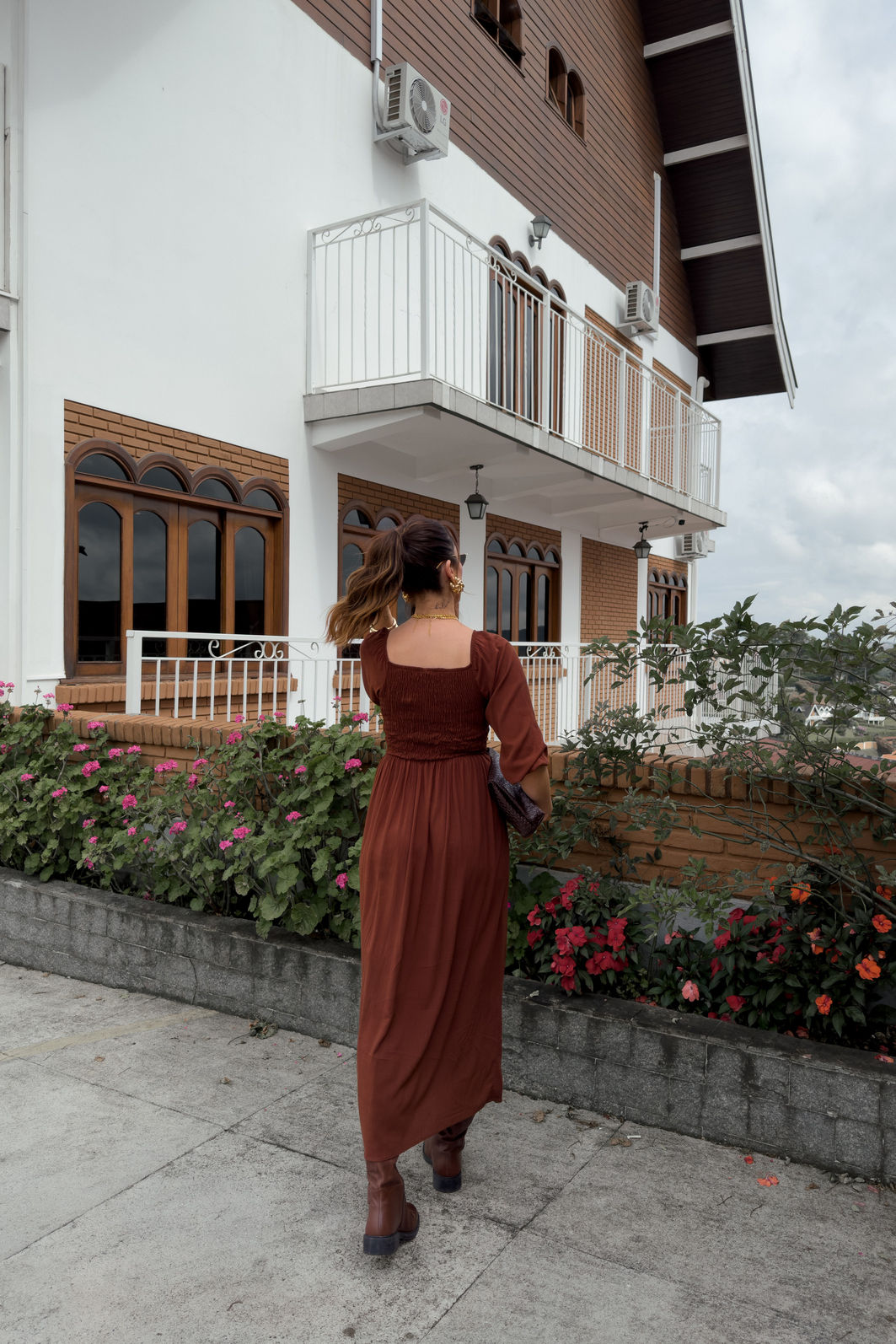 VESTIDO MIDI BARBARA LISO MARROM TRUFADO VESTIDO MIDI BARBARA LISO MARROM TRUFADO