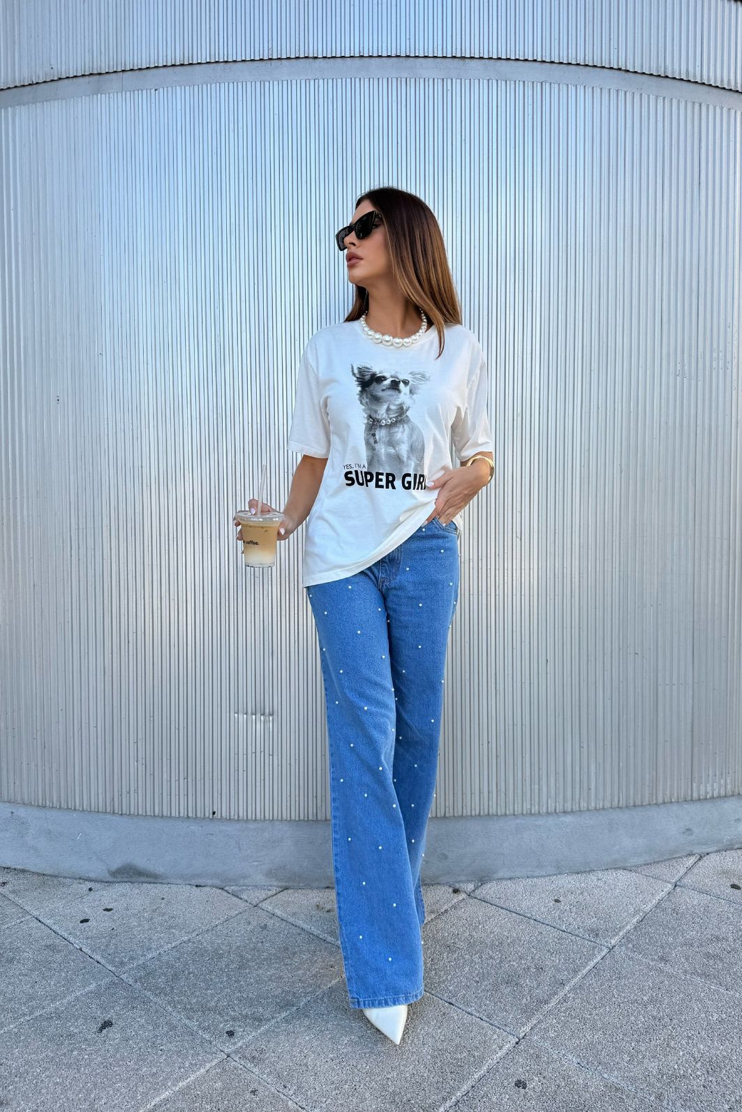 CALÇA JEANS WIDE LEG COM APLIQUE EM PÉROLAS