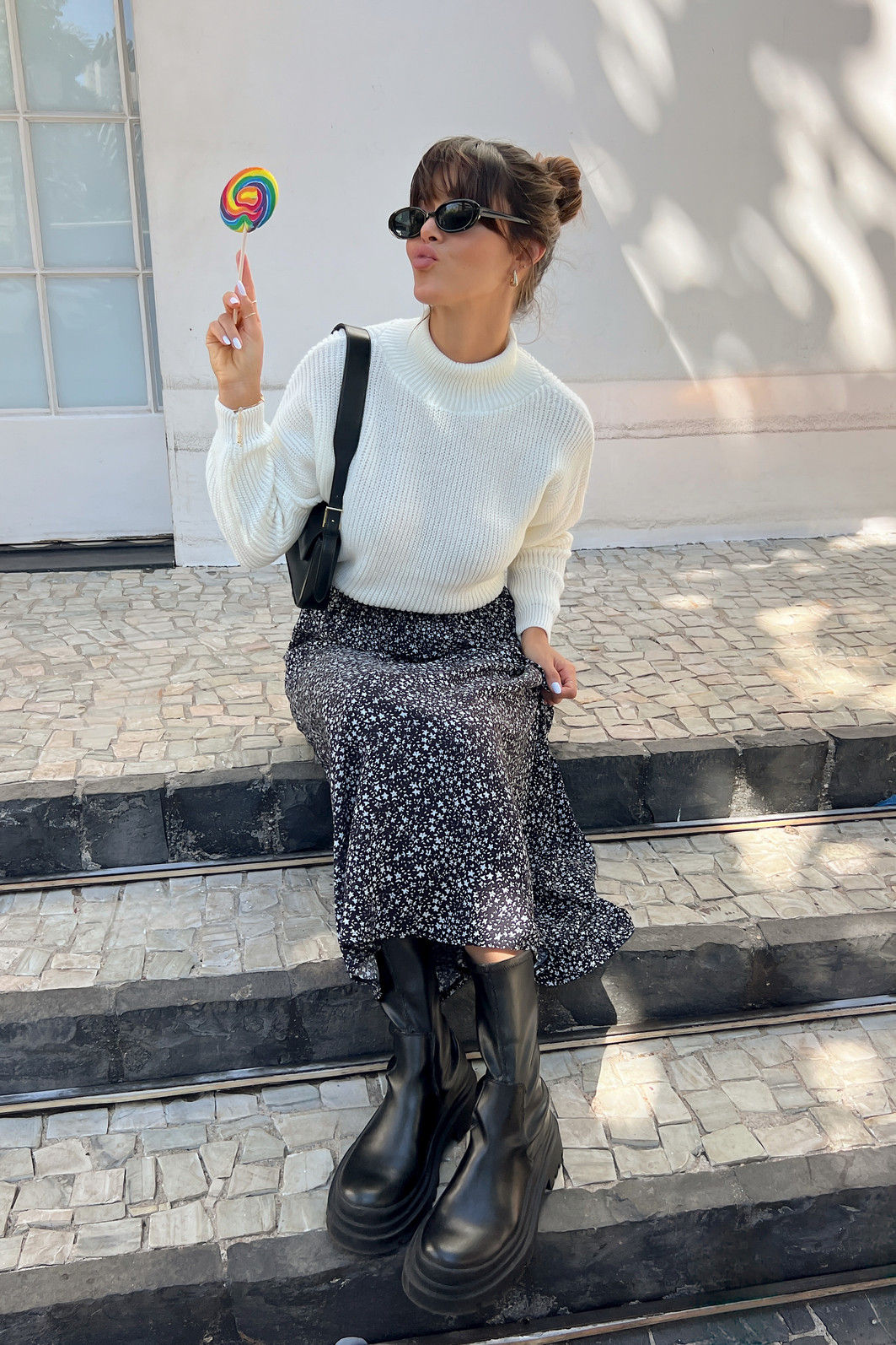 saia midi em viscose com estampa floral liberty, caimento fluido, cintura com elástico e modelagem confortável, ideal para looks casuais e modernos