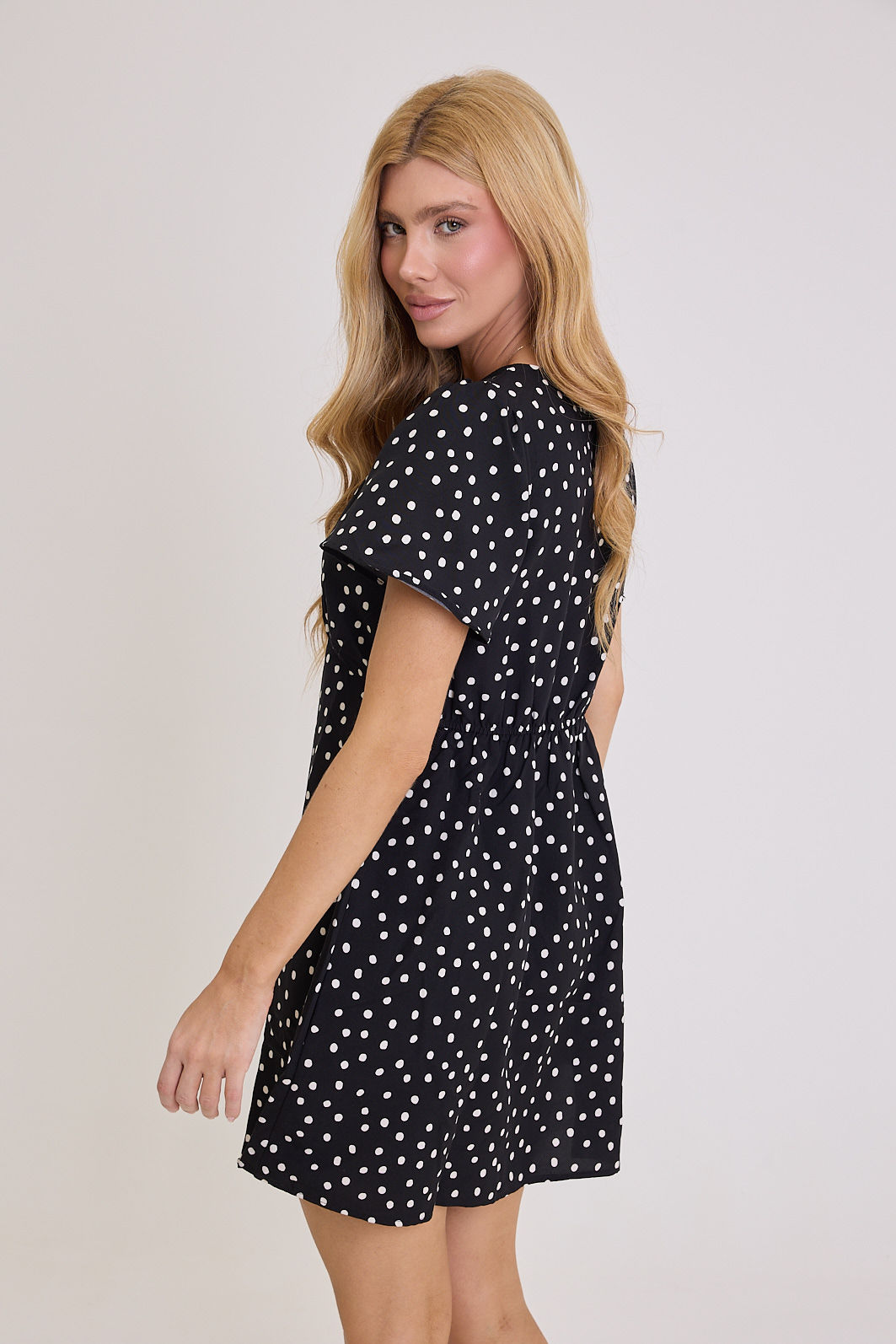 VESTIDO CURTO COM DECOTE V MEL ESTAMPA POA VESTIDO CURTO COM DECOTE V MEL ESTAMPA POA