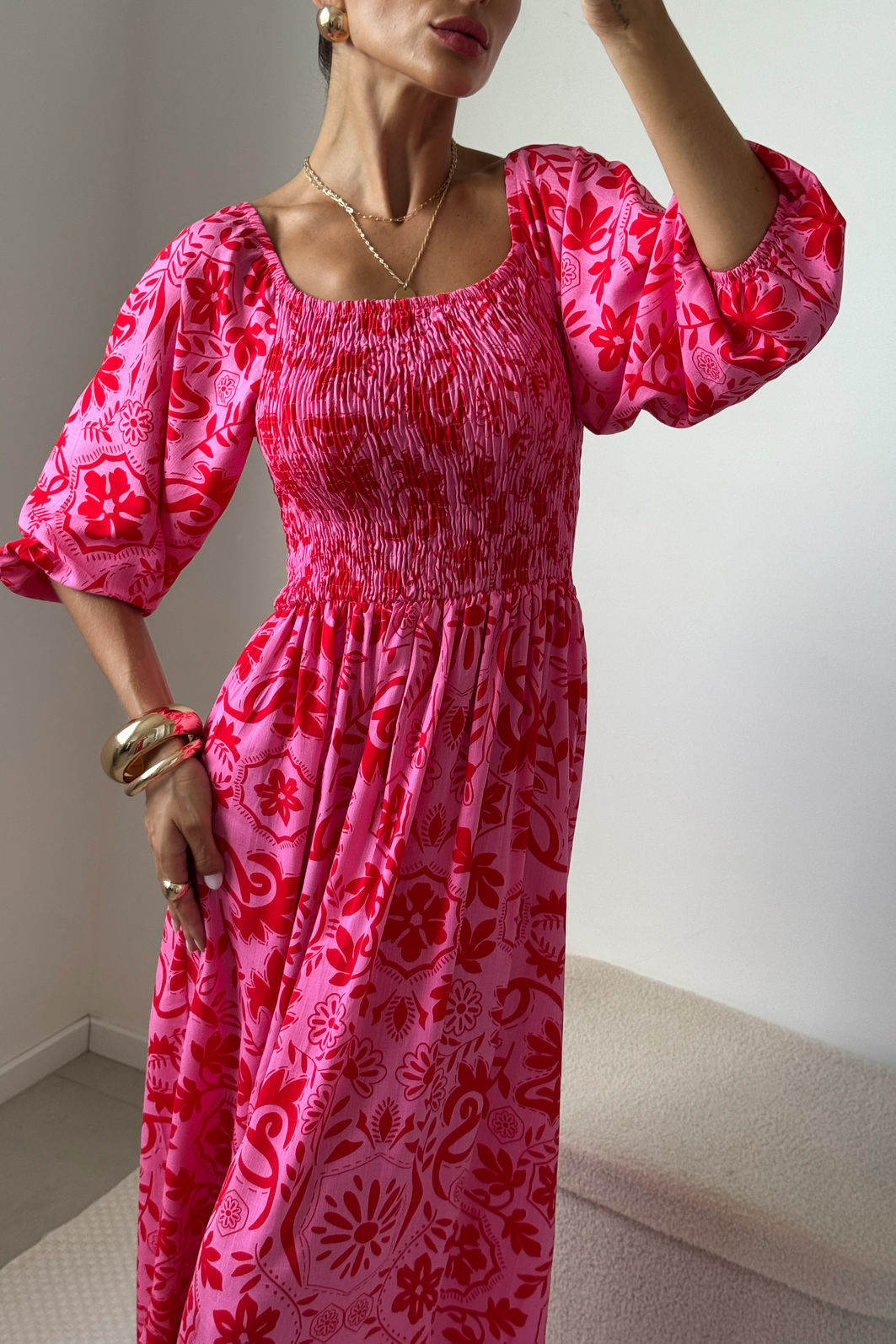 vestido midi rosa em viscolinho com estampa de arabescos florais, busto com lastex, mangas ajustáveis e fenda lateral, caimento leve e fluido