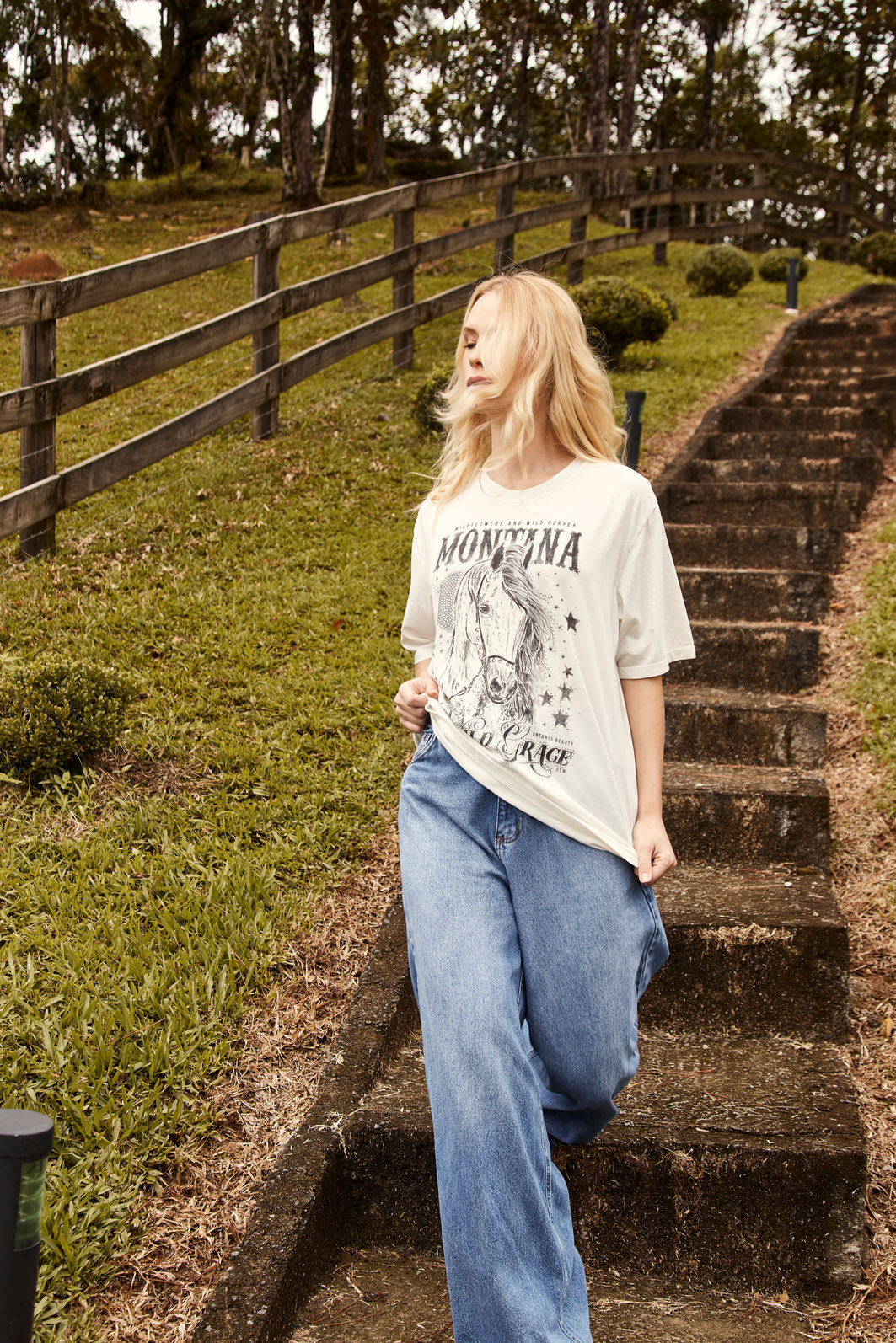 T-SHIRT OVERSIZED MONTANA WILD (COM STRASS) OFF WHITE T-SHIRT OVERSIZED MONTANA WILD (COM STRASS) OFF WHITE