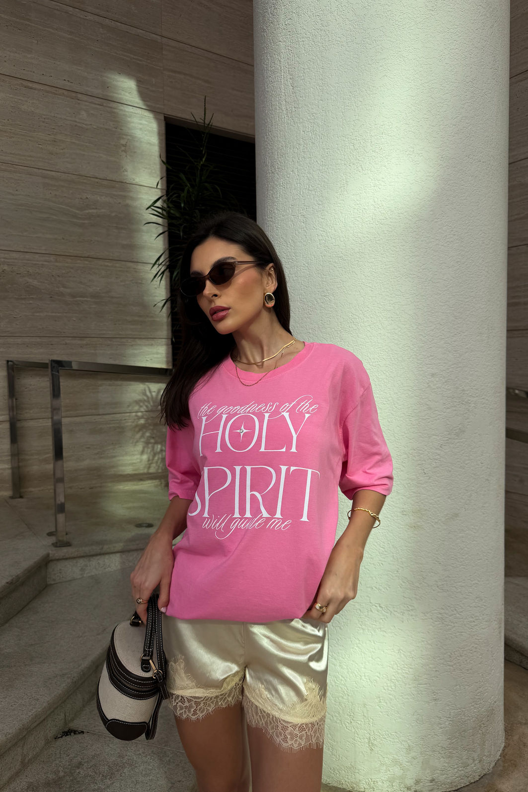 T-SHIRT OVERSIZED HOLY SPIRIT (COM APLIQUE) ROSA CREAM