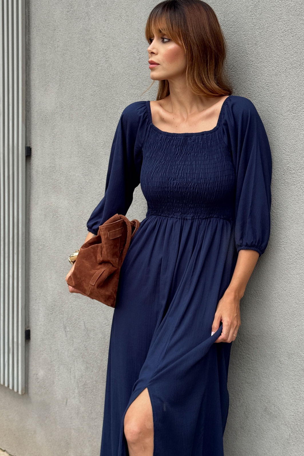 VESTIDO MIDI BARBARA AZUL MARINHO vestido midi azul marinho em viscolinho liso, busto com lastex, mangas ajustáveis e fenda lateral, caimento leve e fluido