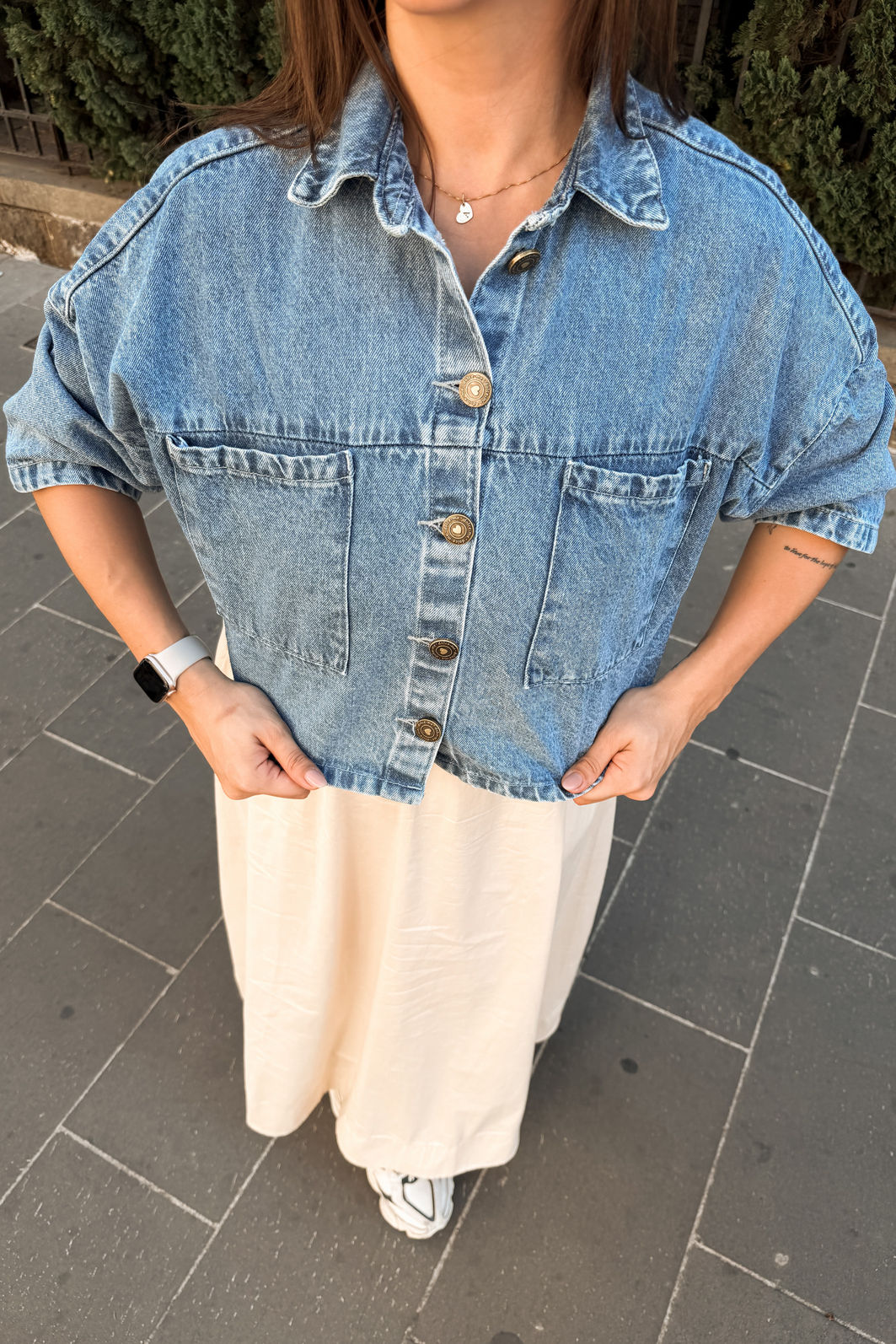 CAMISA JEANS CROPPED MANGA CURTA COM BOLSOS NINA AZUL ESCURO CAMISA JEANS CROPPED MANGA CURTA COM BOLSOS NINA AZUL ESCURO