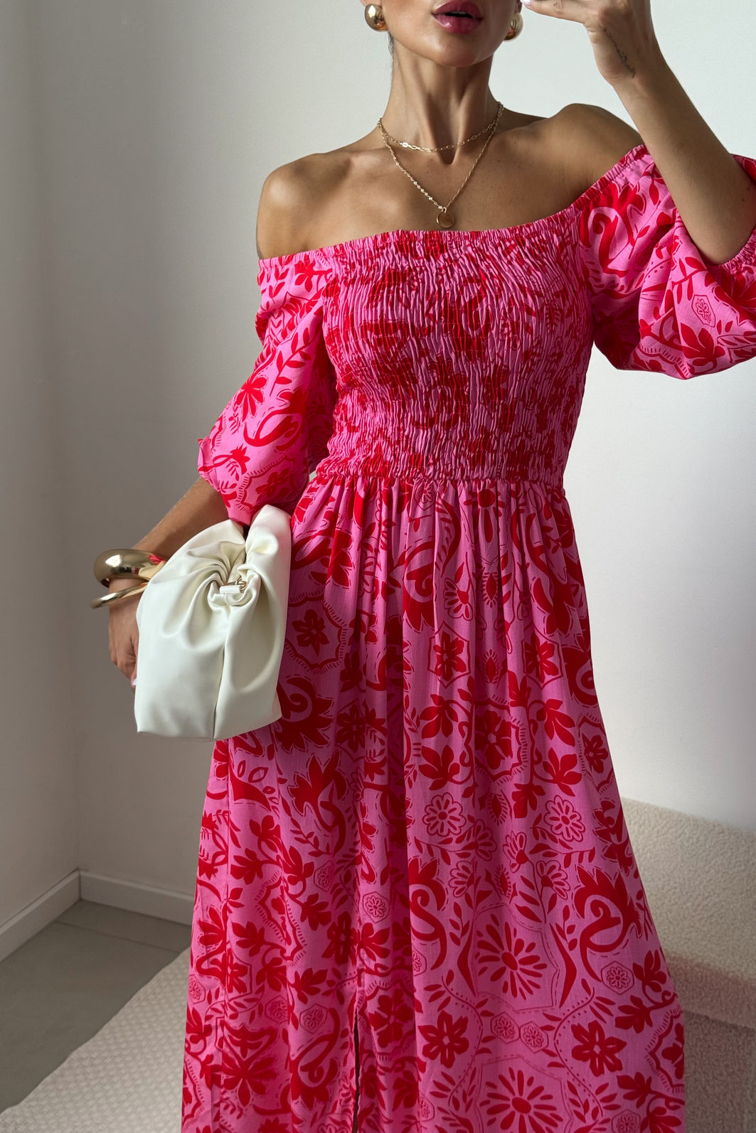 vestido midi rosa em viscolinho com estampa de arabescos florais, busto com lastex, mangas ajustáveis e fenda lateral, caimento leve e fluido