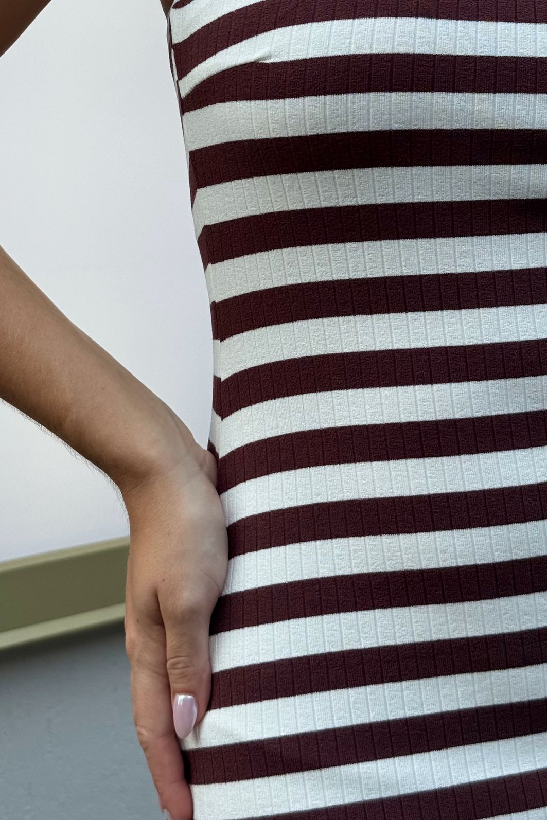 VESTIDO TOMARA QUE CAIA LISTRADO GABRIELLA MARROM LISTRAS