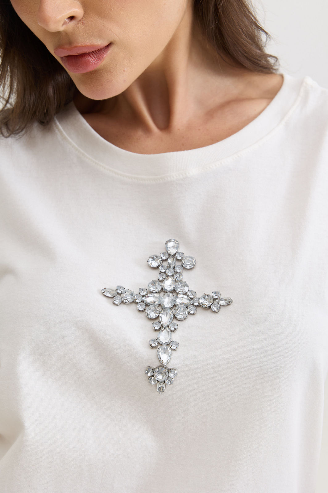 T-SHIRT ESTONADA CRUZ PEDRARIAS (COM APLIQUE) OFF WHITE T-SHIRT ESTONADA CRUZ PEDRARIAS (COM APLIQUE) OFF WHITE