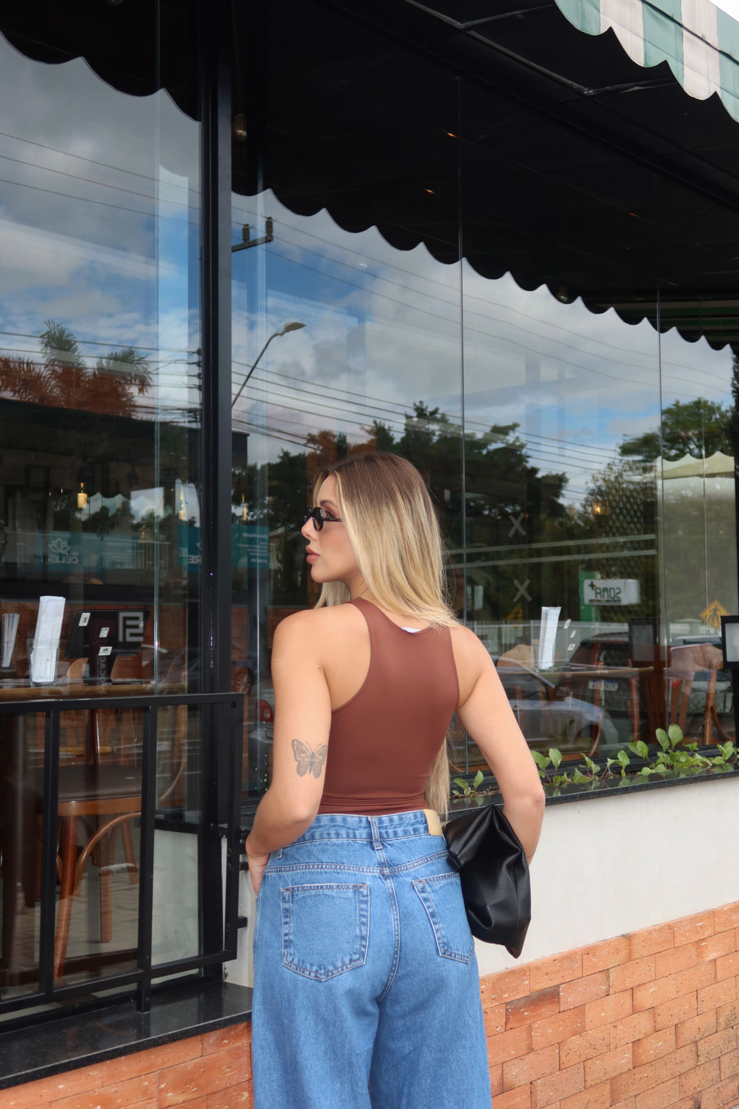 BODY JENI MARROM body feminino em poliamida com modelagem ajustada, frente e costas duplas, zero transparência, design nadador e fechamento por botões de pressão, peça confortável e versátil
