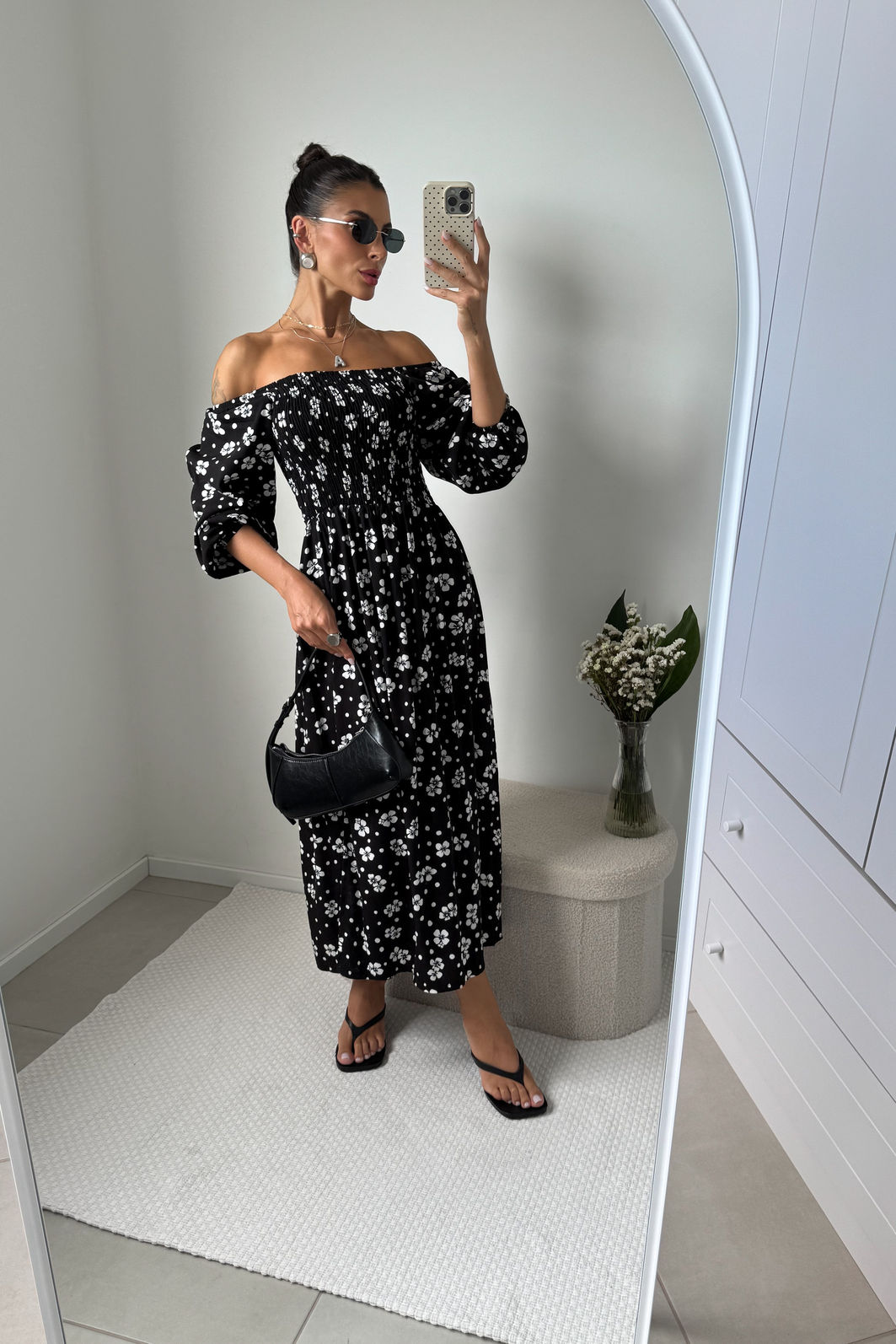 VESTIDO MIDI BARBARA AMOR PERFEITO PRETO vestido midi preto em viscolinho com estampa floral delicada estilo margaridas, busto com lastex, mangas ajustáveis e fenda lateral, caimento leve e fluido