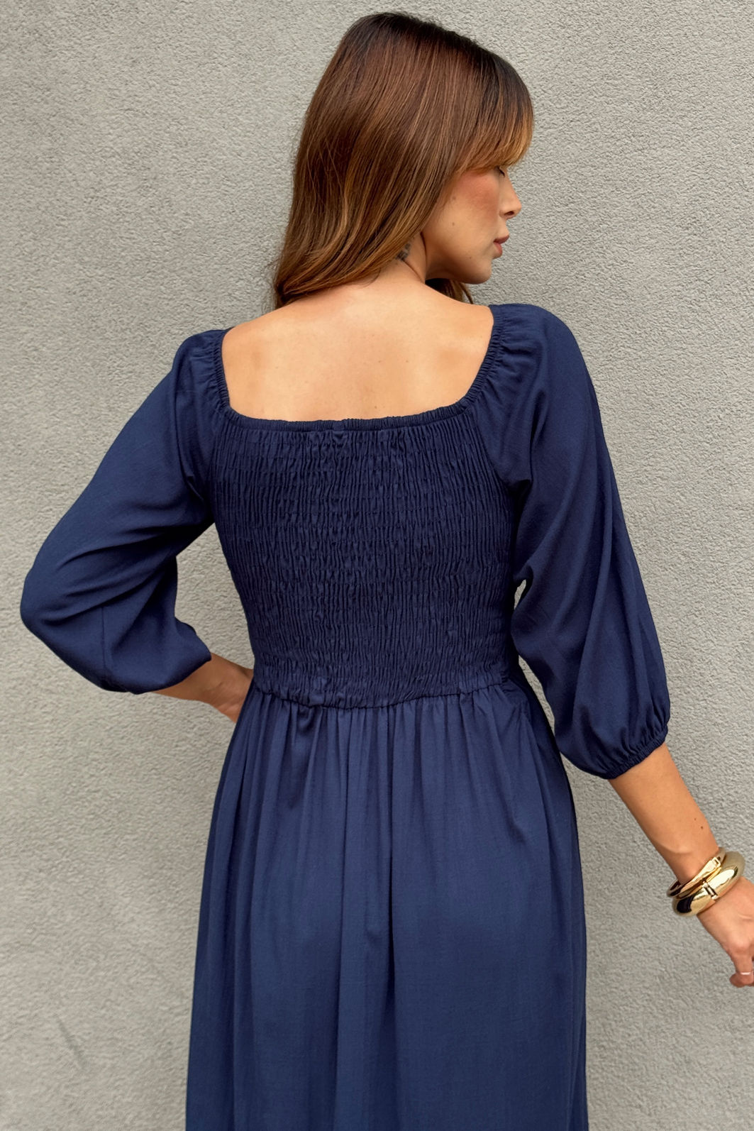 VESTIDO MIDI BARBARA AZUL MARINHO vestido midi azul marinho em viscolinho liso, busto com lastex, mangas ajustáveis e fenda lateral, caimento leve e fluido
