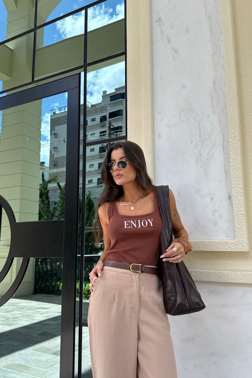 REGATA CAROL BORDADA ENJOY MARROM