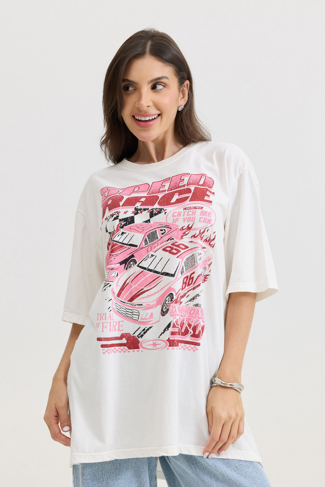 t shirt feminina oversized off white com estampa corrida em rosa e detalhe em glitter, modelagem ampla e caimento solto, camiseta de algodão moderna e confortável