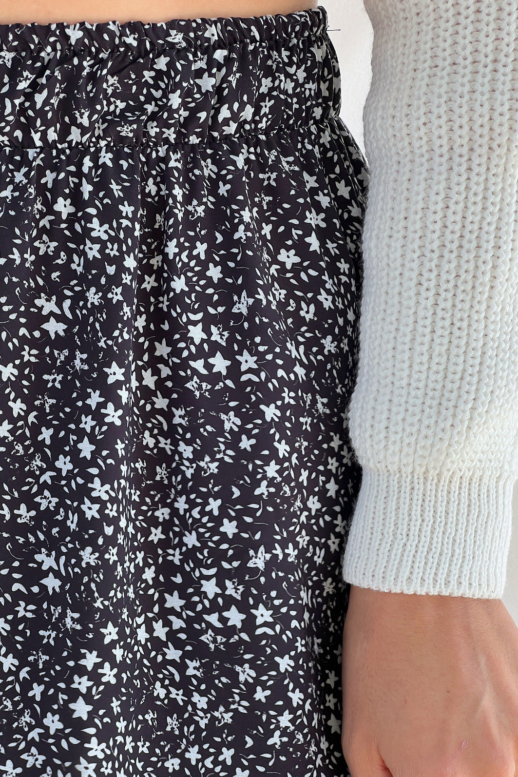 saia midi em viscose com estampa floral liberty, caimento fluido, cintura com elástico e modelagem confortável, ideal para looks casuais e modernos