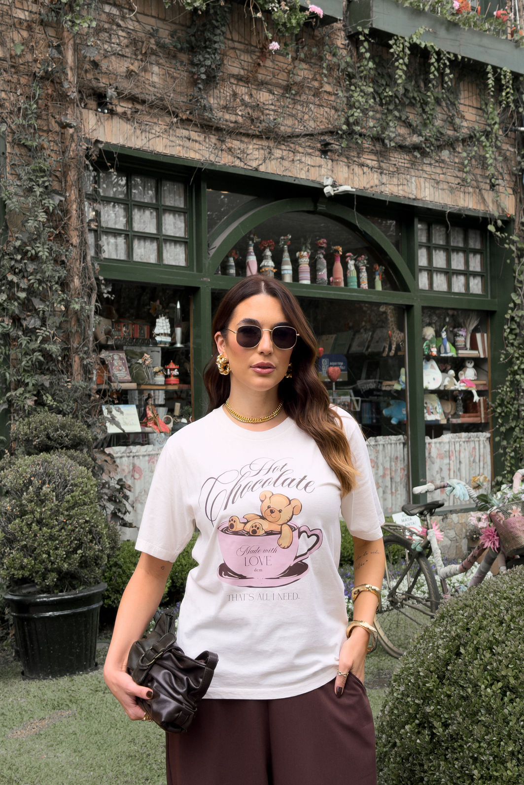 T-SHIRT ESTONADA HOT CHOCOLATE URSINHO OFF WHITE t shirt feminina preta com estampa exclusiva frontal, modelagem clássica e caimento confortável, camiseta de algodão versátil para uso diário