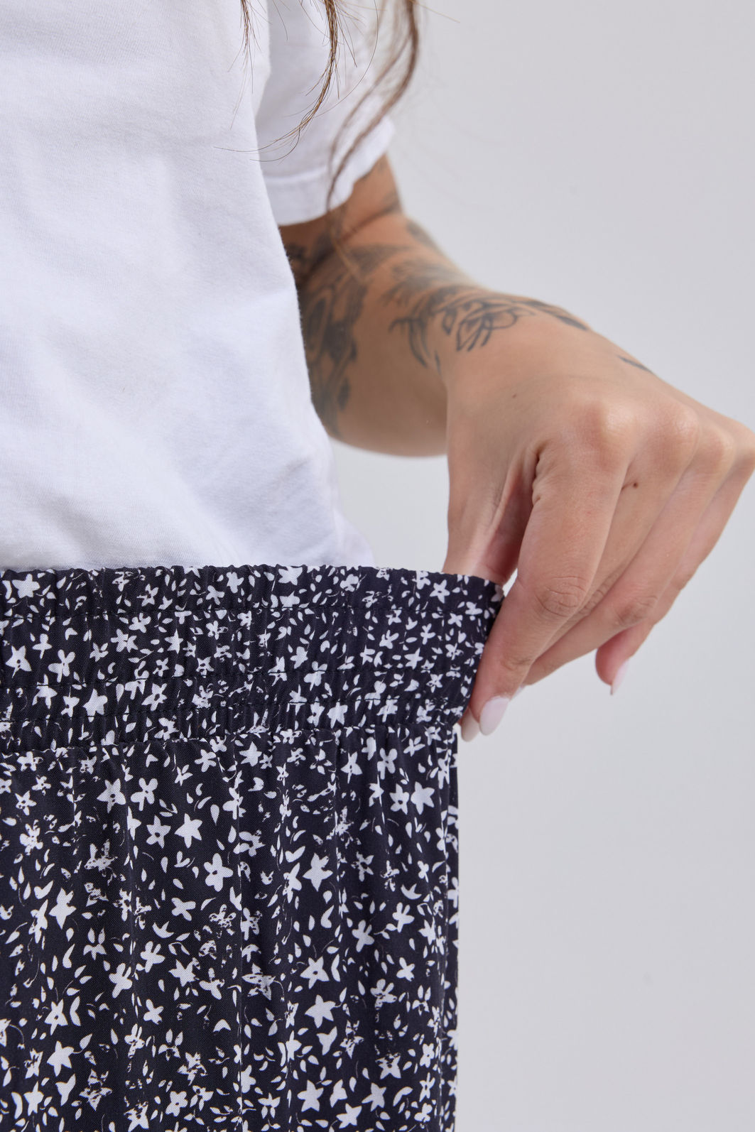saia midi em viscose com estampa floral liberty, caimento fluido, cintura com elástico e modelagem confortável, ideal para looks casuais e modernos