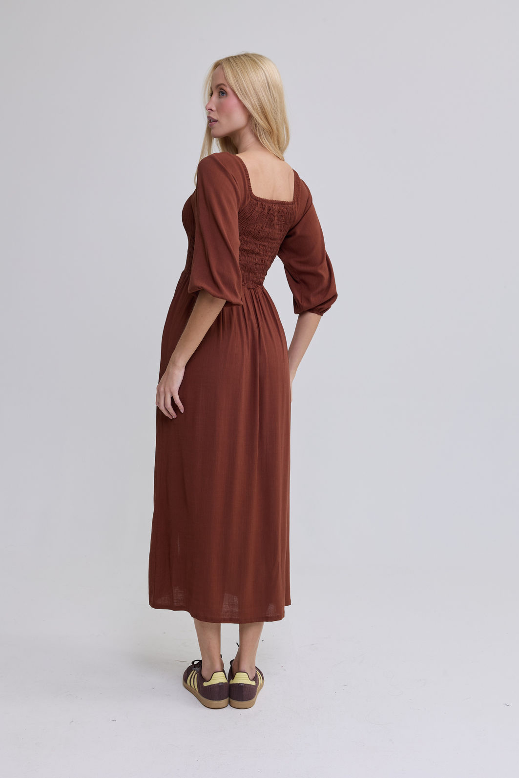 VESTIDO MIDI BARBARA LISO MARROM TRUFADO VESTIDO MIDI BARBARA LISO MARROM TRUFADO