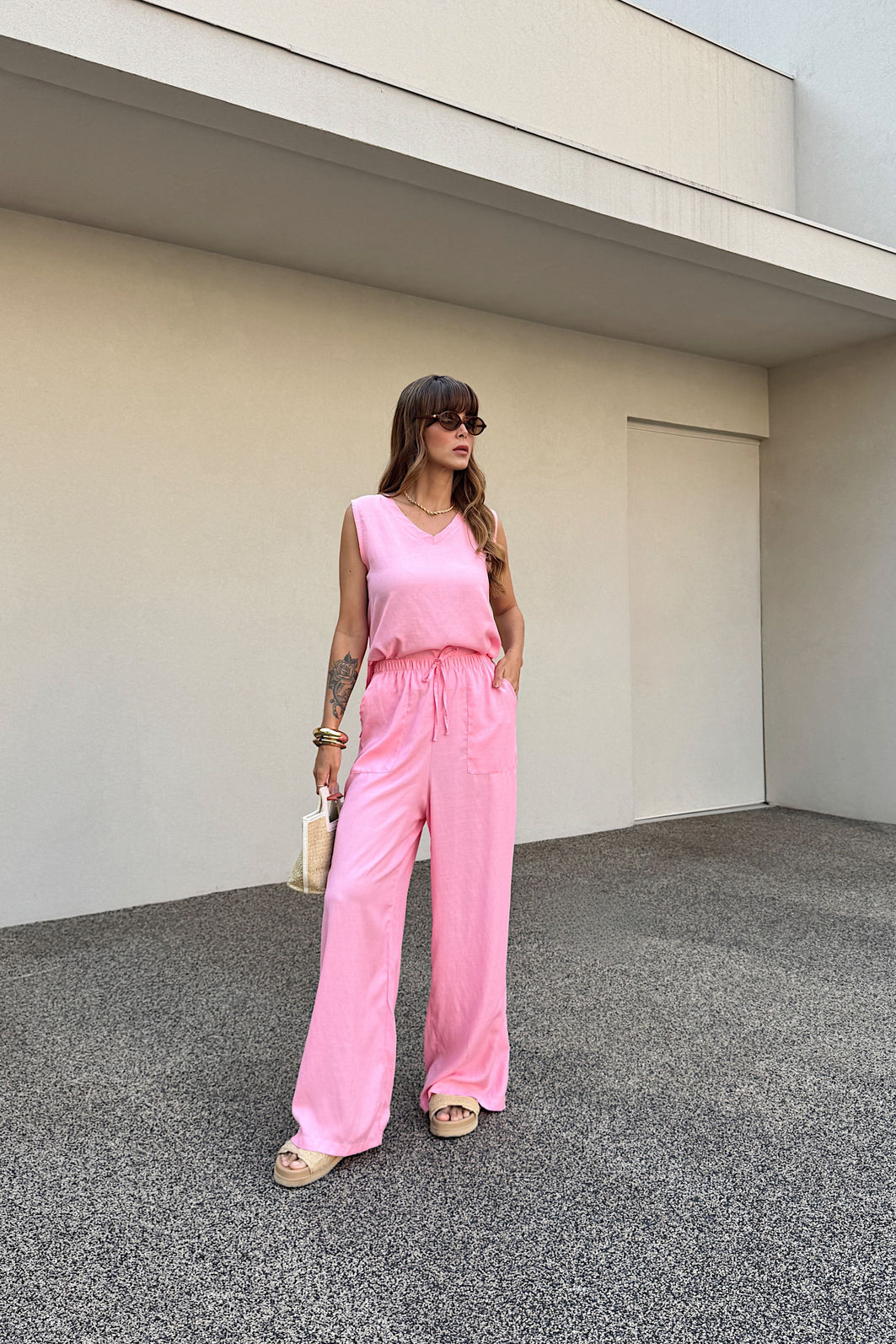 CONJUNTO REGATA DECOTE V E CALÇA COM BOLSO LEILA ROSA CANDY CONJUNTO REGATA DECOTE V E CALÇA COM BOLSO LEILA ROSA CANDY