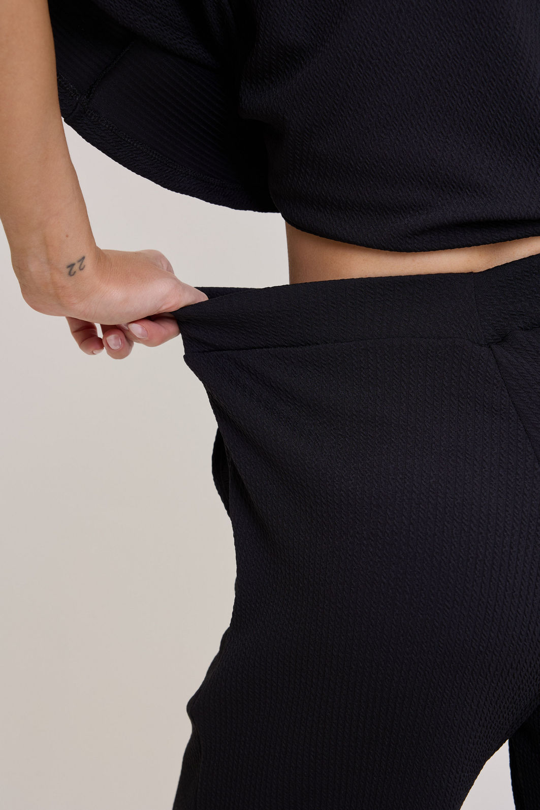 CALÇA PANTALONA COM ELASTICO NA CINTURA E BOLSOS LUIZA PRETA CALÇA PANTALONA COM ELASTICO NA CINTURA E BOLSOS LUIZA PRETA