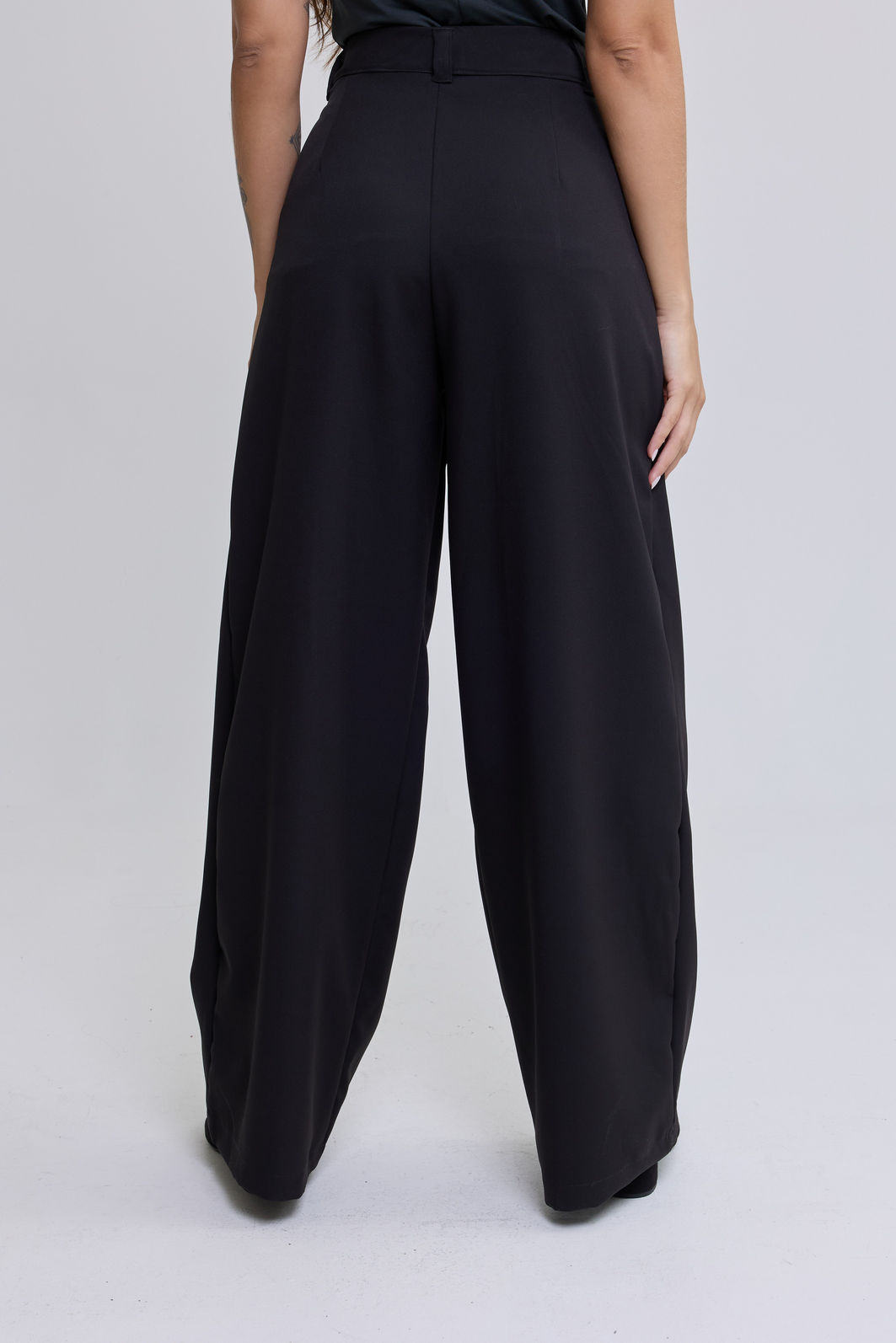 CALÇA ALFAIATARIA PANTALONA COM PREGAS E BOLSOS SILVIA PRETA CALÇA ALFAIATARIA PANTALONA COM PREGAS E BOLSOS SILVIA PRETA
