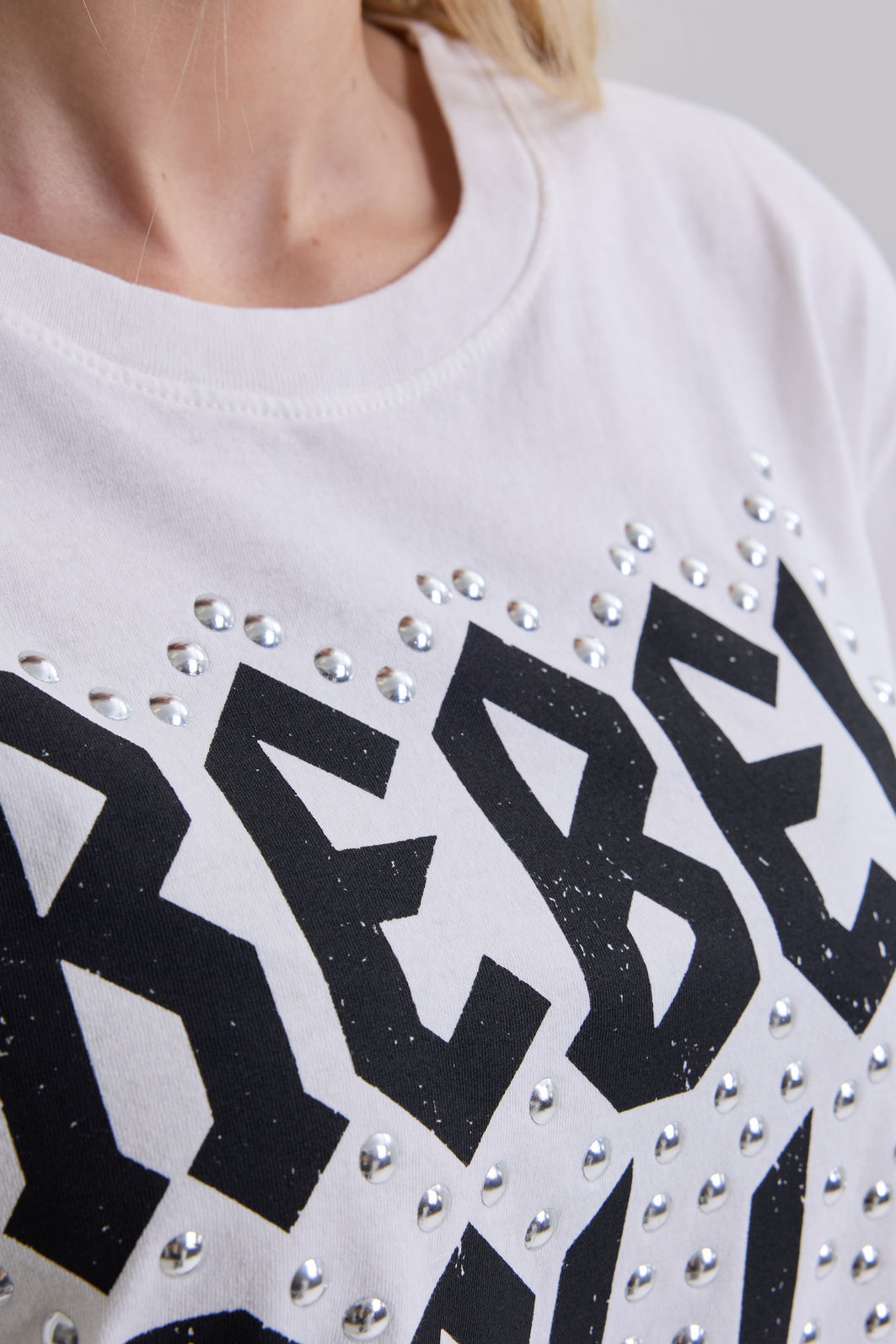 T-SHIRT ESTONADA REBEL DOLLS (COM METAIS) OFF WHITE T-SHIRT ESTONADA REBEL DOLLS (COM METAIS) OFF WHITE