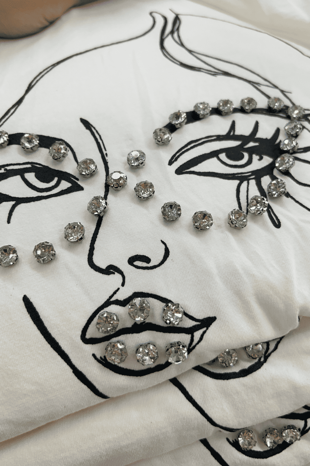 T-SHIRT ESTONADA WOMAN (COM APLIQUE) OFF WHITE T-SHIRT ESTONADA WOMAN (COM APLIQUE) OFF WHITE