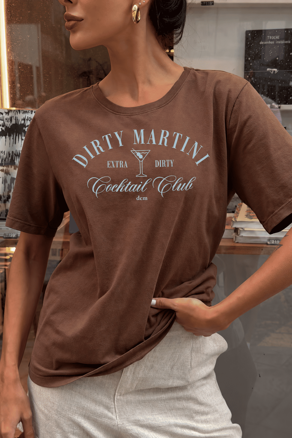 T-SHIRT ESTONADA DIRTY MARTINI MARROM CHOCOLATE T-SHIRT ESTONADA DIRTY MARTINI MARROM CHOCOLATE