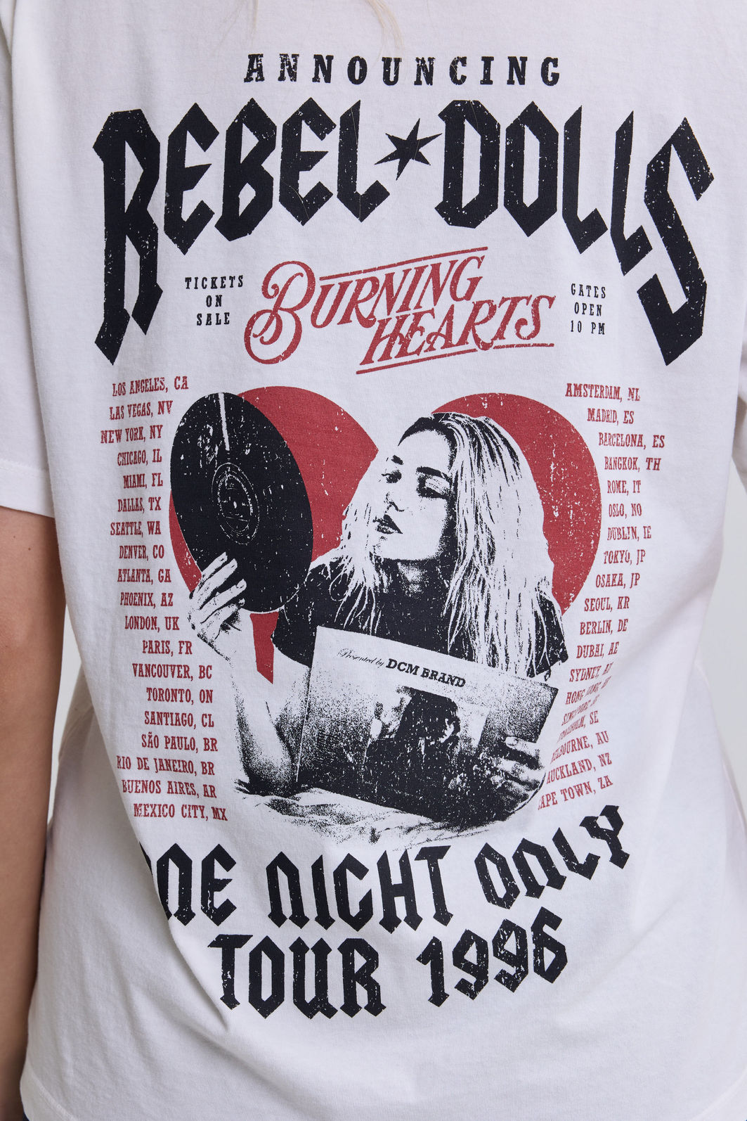 T-SHIRT ESTONADA REBEL DOLLS (COM METAIS) OFF WHITE T-SHIRT ESTONADA REBEL DOLLS (COM METAIS) OFF WHITE