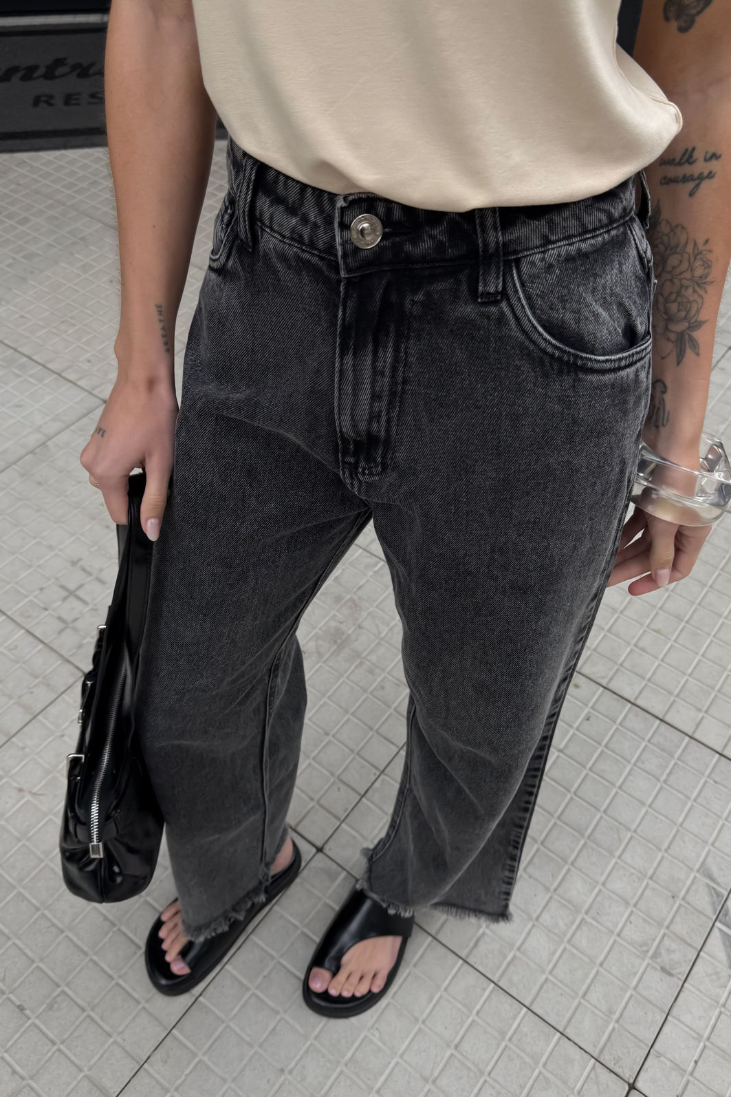 CALÇA JEANS LEONA PRETA MARMORIZADA CALÇA JEANS LEONA PRETA MARMORIZADA