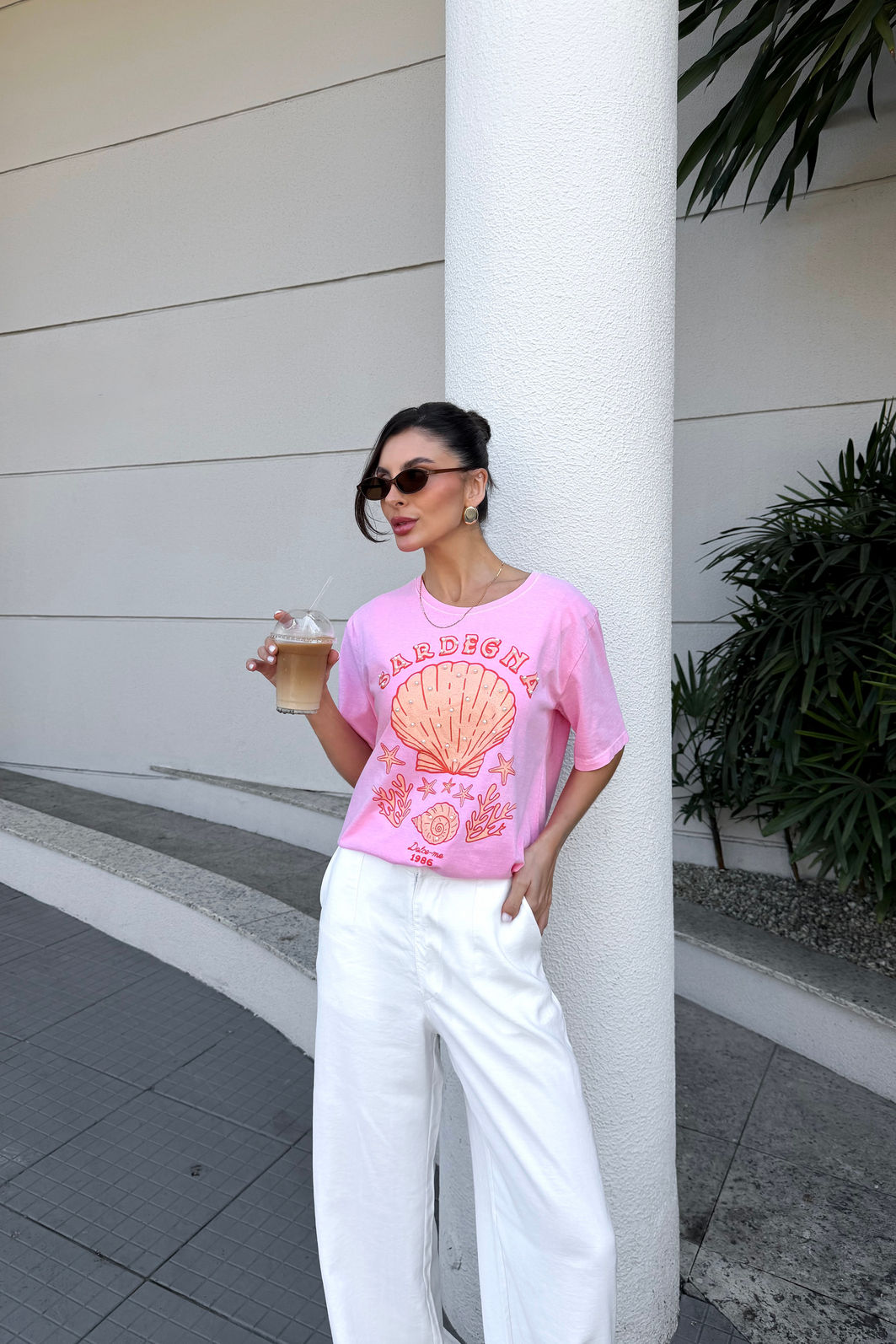 T-SHIRT ESTONADA SARDEGNA (COM APLIQUES) ROSA CHICLETE T-SHIRT ESTONADA SARDEGNA (COM APLIQUES) ROSA CHICLETE