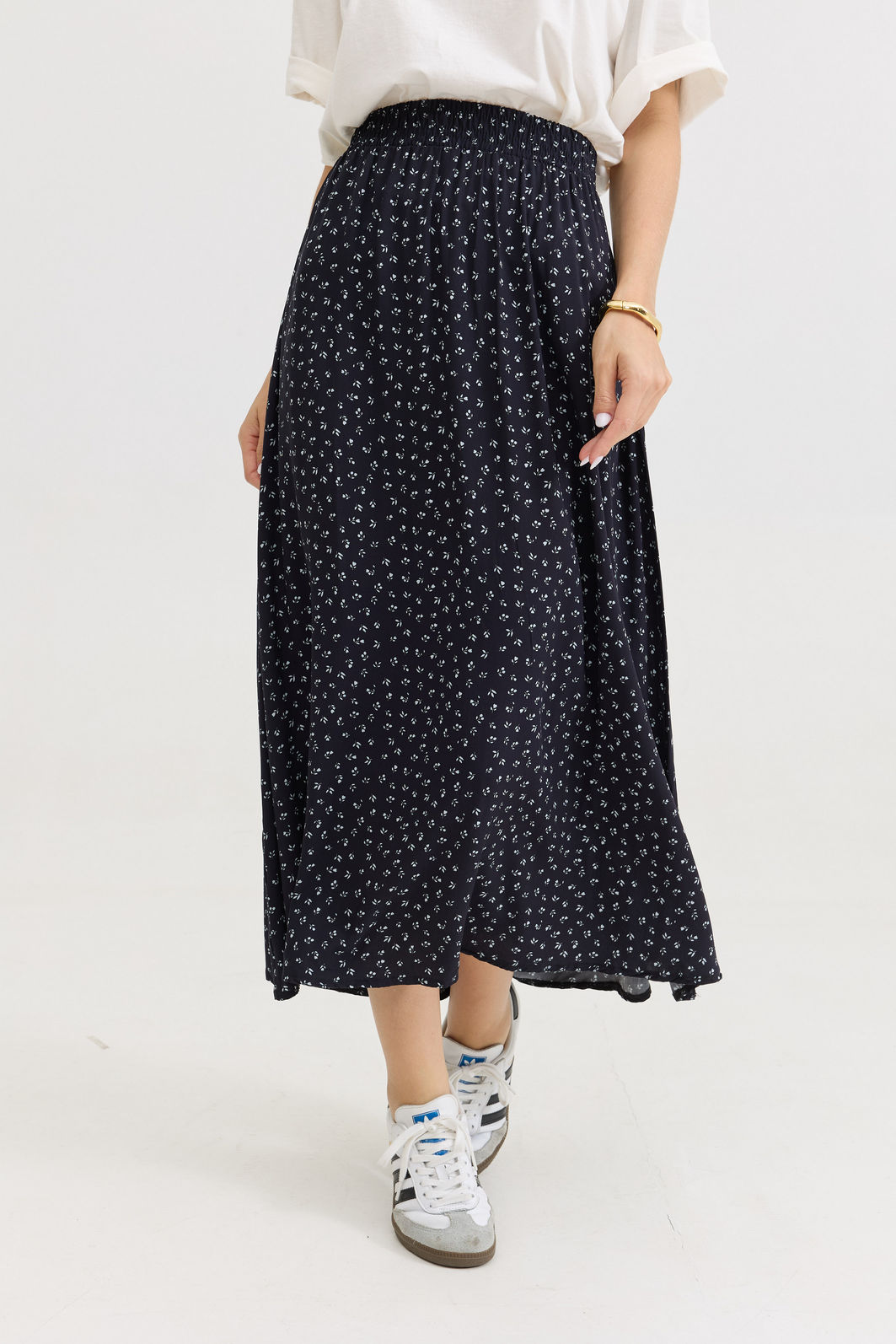 SAIA MIDI SWEET FLORAL PRETA SAIA MIDI SWEET FLORAL PRETA