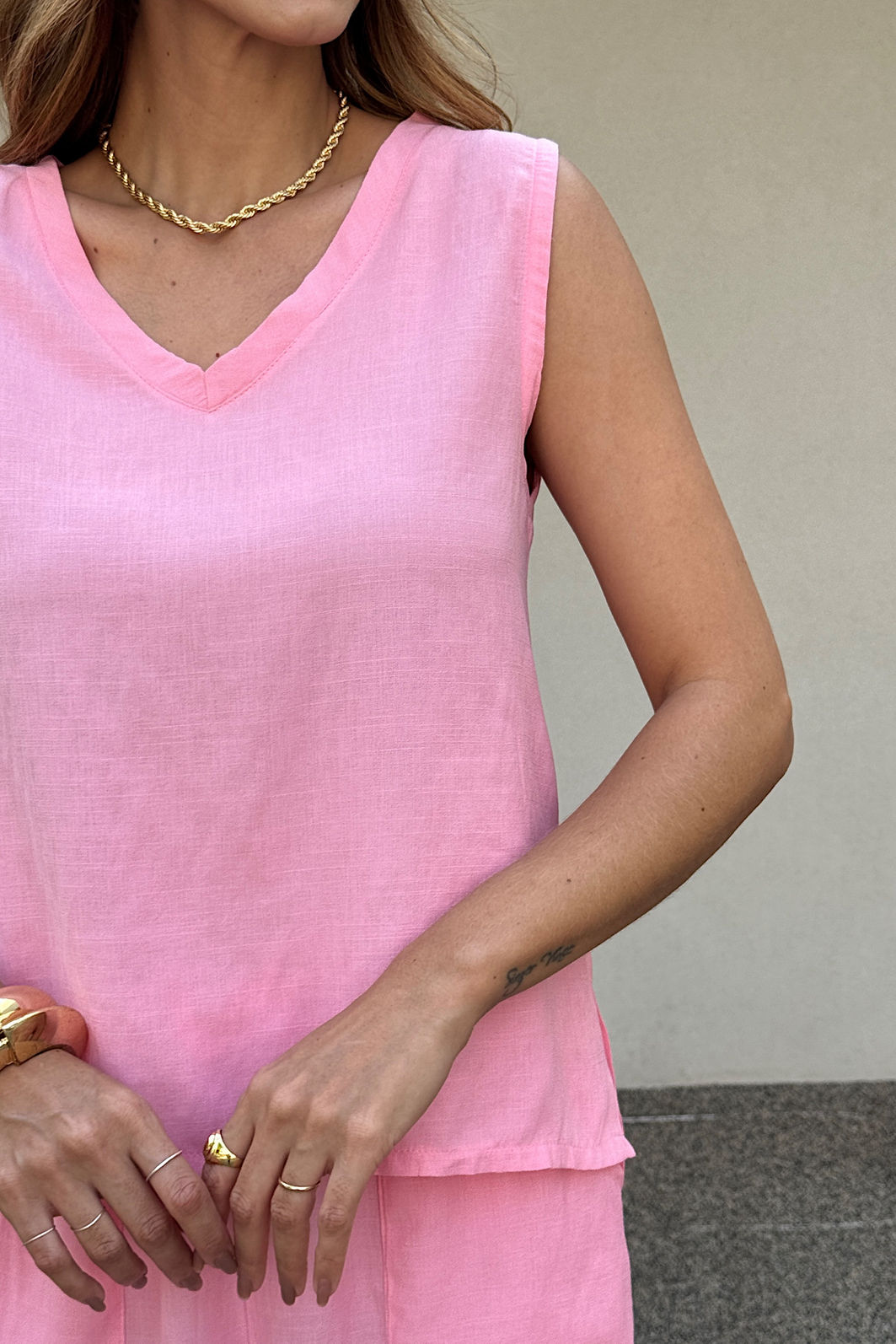 CONJUNTO REGATA DECOTE V E CALÇA COM BOLSO LEILA ROSA CANDY CONJUNTO REGATA DECOTE V E CALÇA COM BOLSO LEILA ROSA CANDY