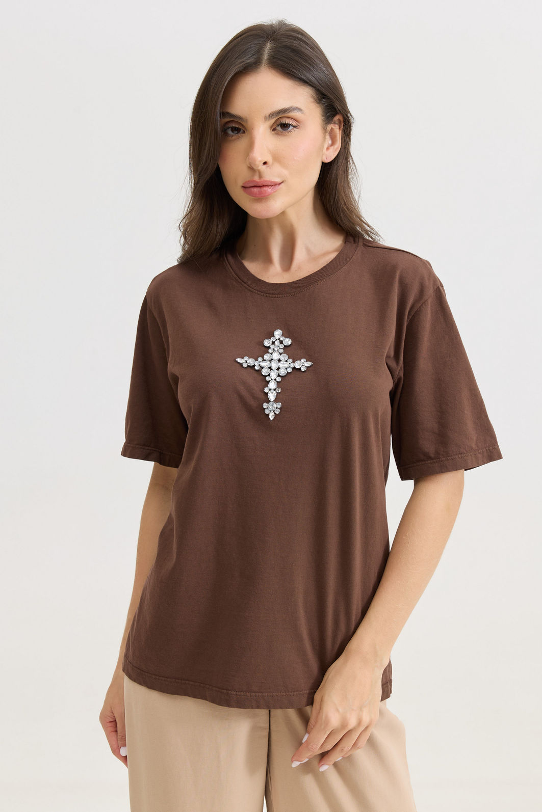 T-SHIRT ESTONADA CRUZ PEDRARIAS (COM APLIQUE) MARROM CHOCOLATE T-SHIRT ESTONADA CRUZ PEDRARIAS (COM APLIQUE) MARROM CHOCOLATE